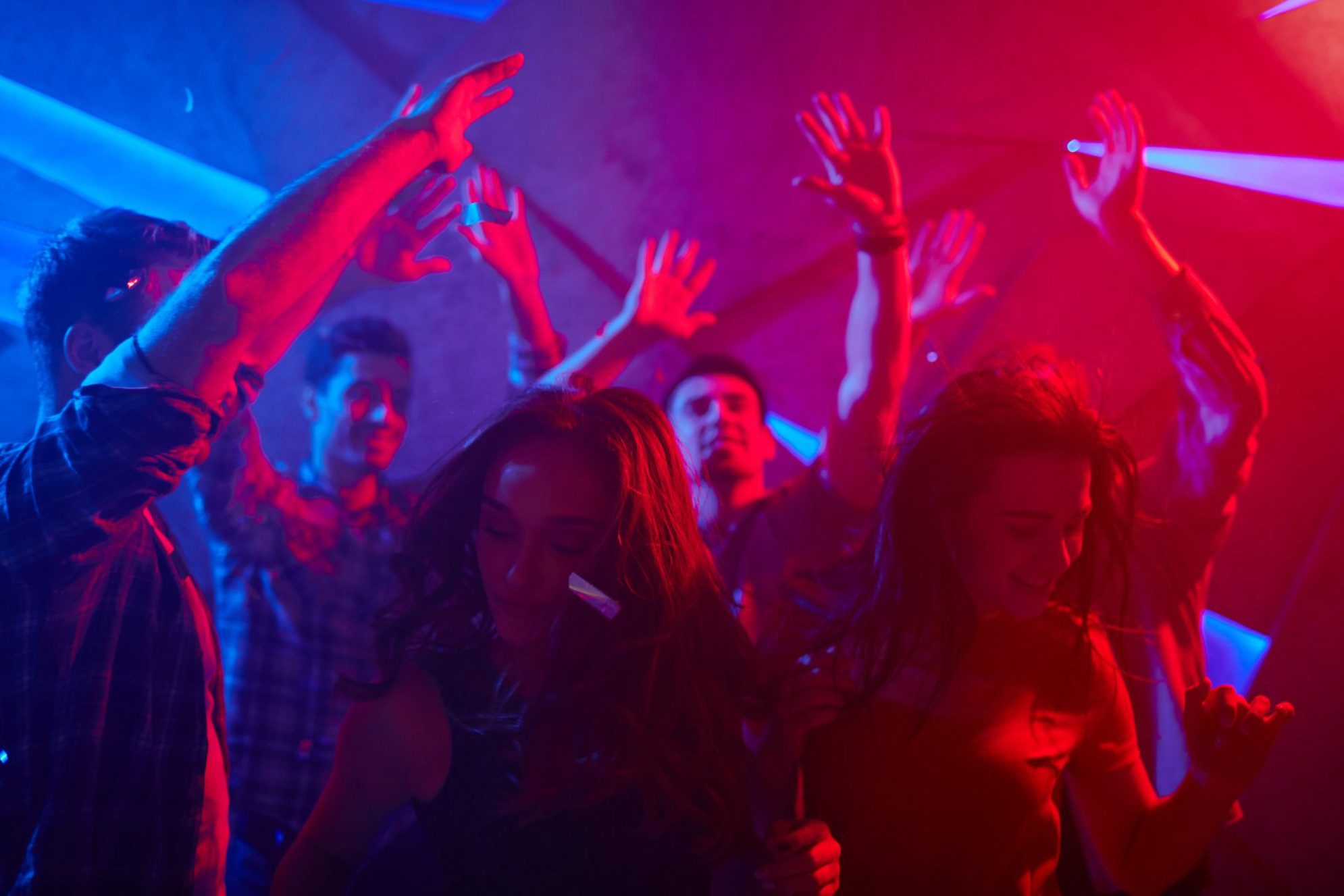 Танцы в ночном баре.