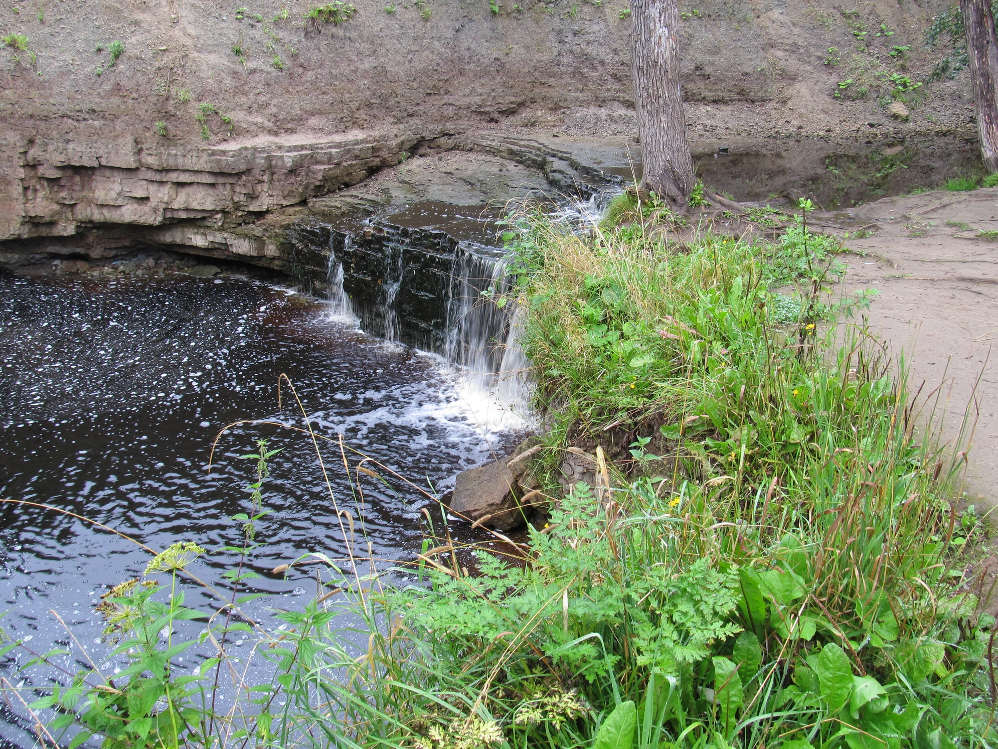 Живописное место, где можно насладиться красотой природы и шумом водопада