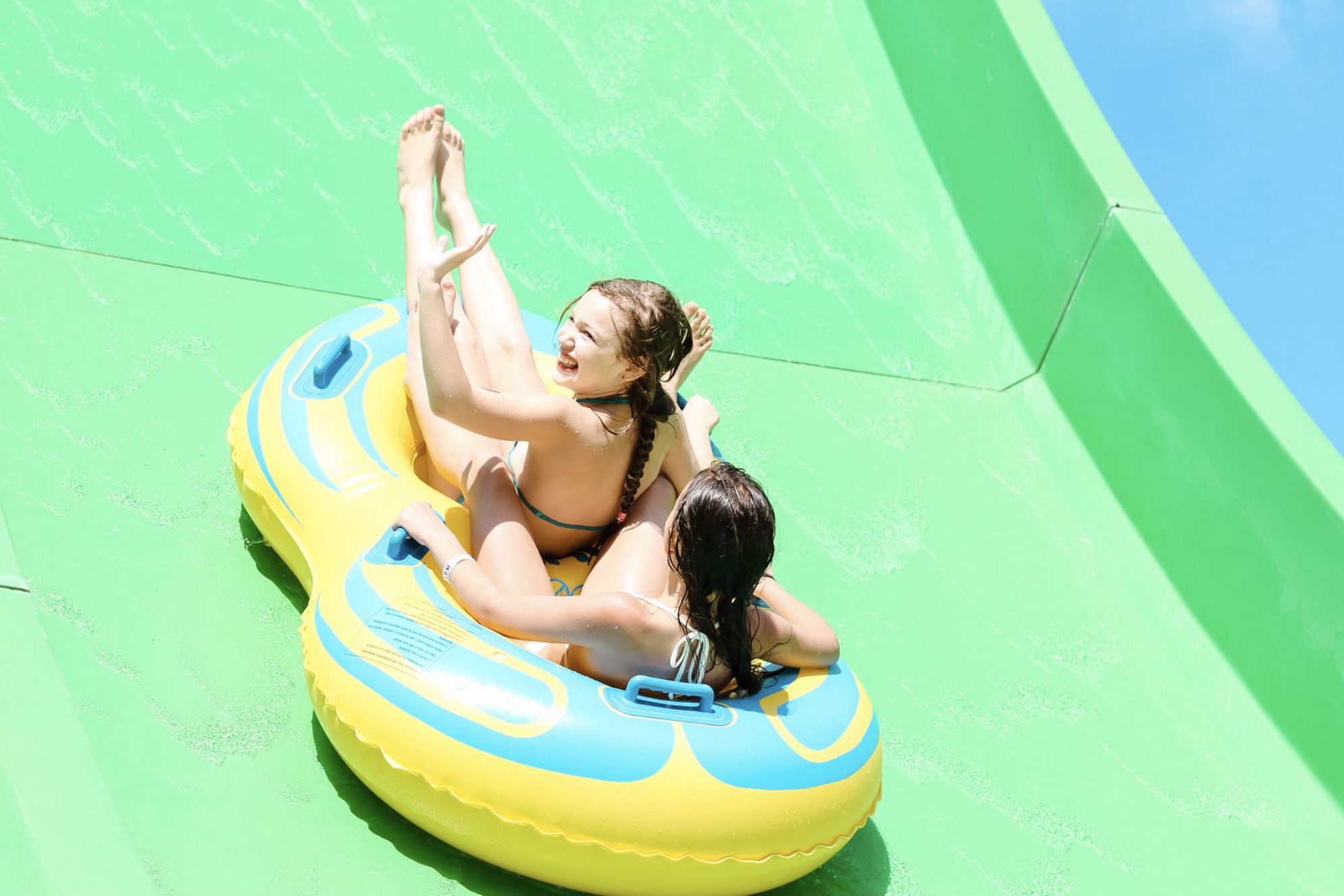 Для некоторых аттракционов есть ограничения по возрасту и росту. Изучите правила посещения заранее. Источник: Envato Elements