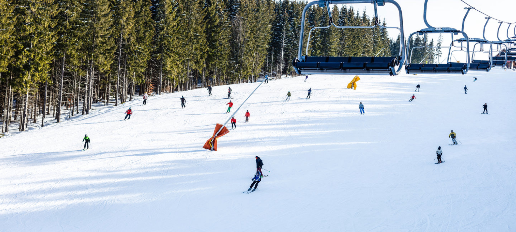 Лыжники на склоне горнолыжного курорта в Сочи. Источник: Shutterstock