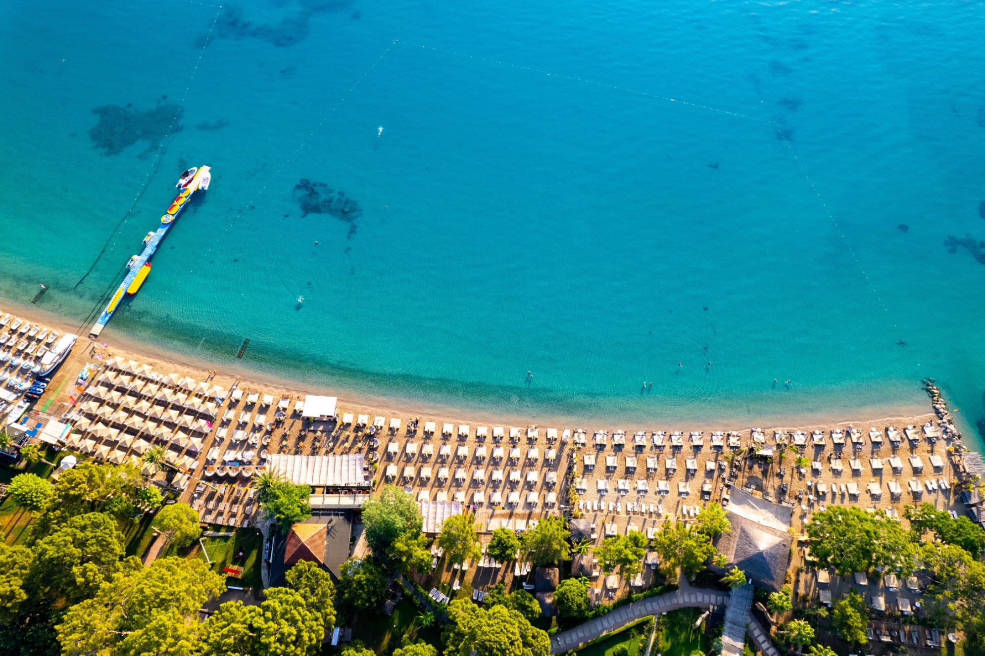 Вид с высоты птичьего полета на пляж Мунлайт в Кемере. Источник: Shutterstock