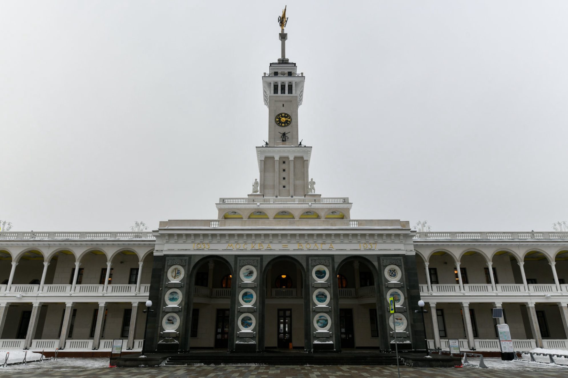 А еще можно устроить мини-круиз по Москве-реке - недорого и с отличными впечатлениями shutterstock.com