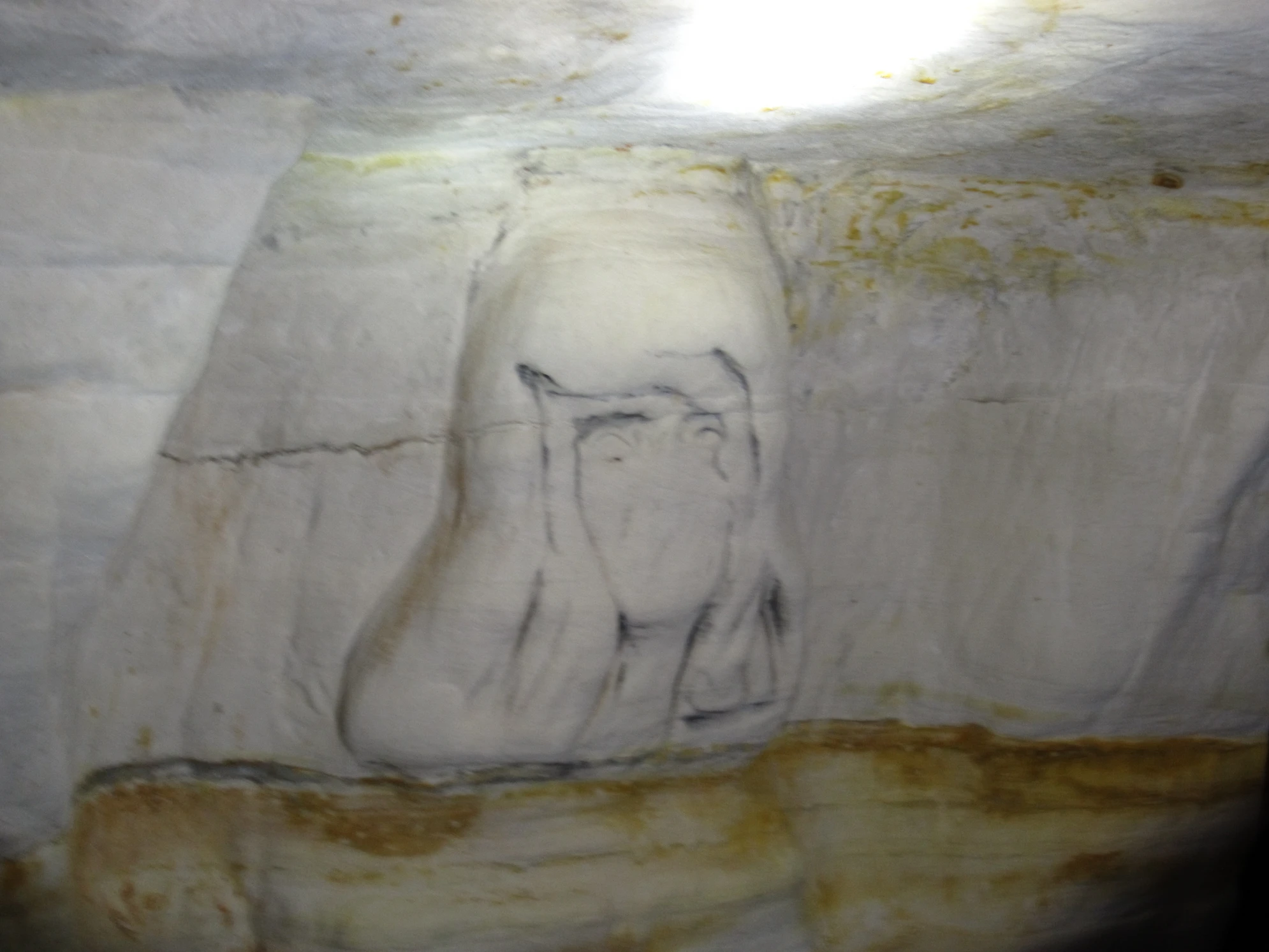 Рельеф, напоминающий лицо мифического хозяина подземелий