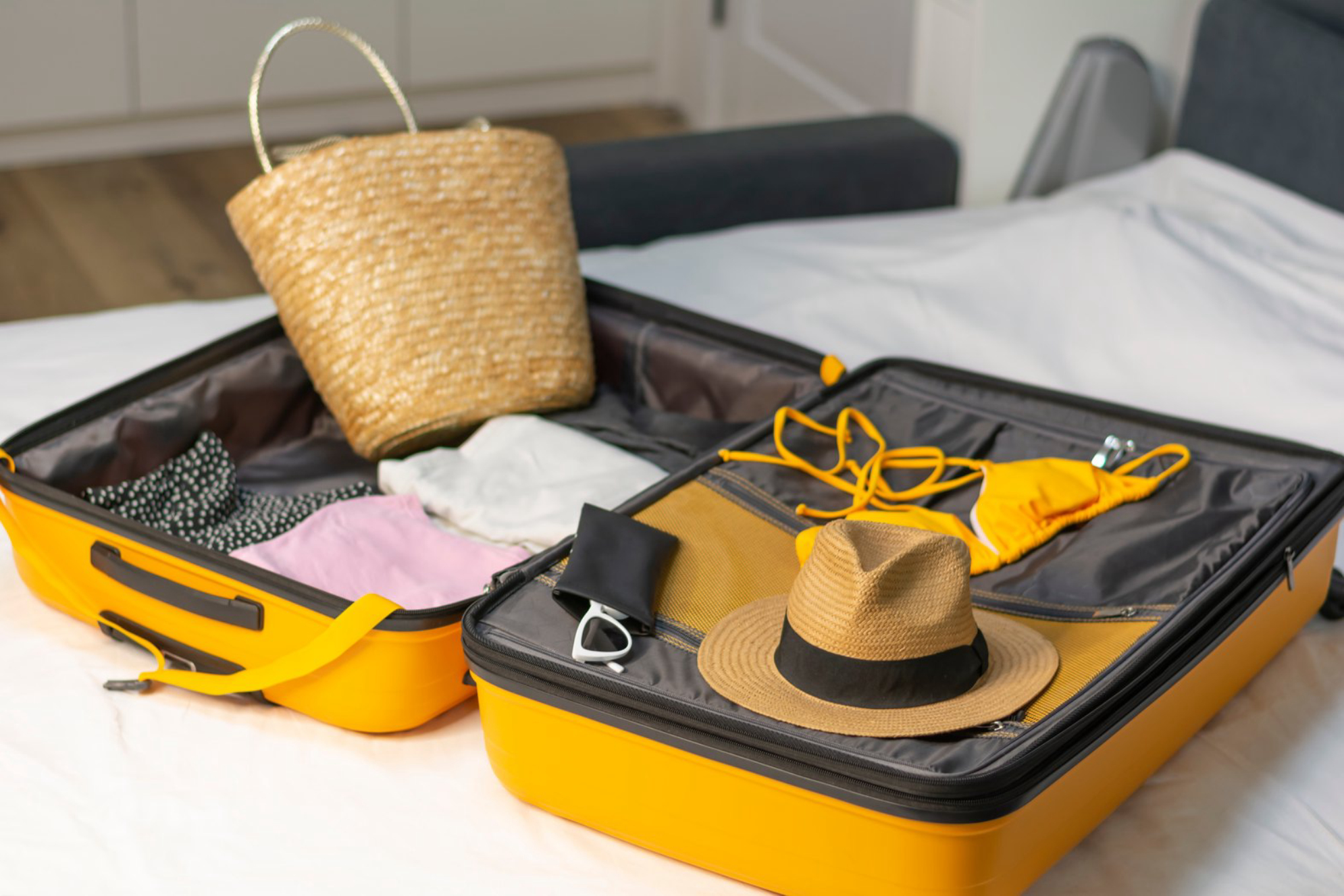 Отдайте предпочтение немнущимся и легким материалам для поездки. elements.envato.com.