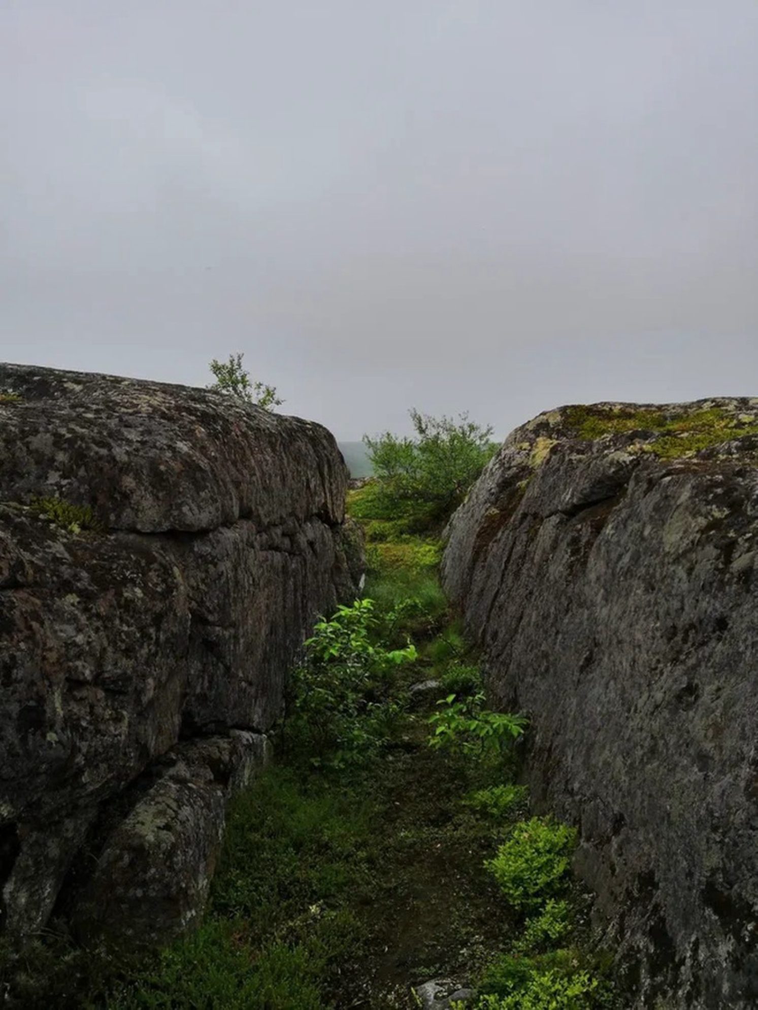 Расщелина в скале – место моего привала. Автор фото: Андрей Афанасьев