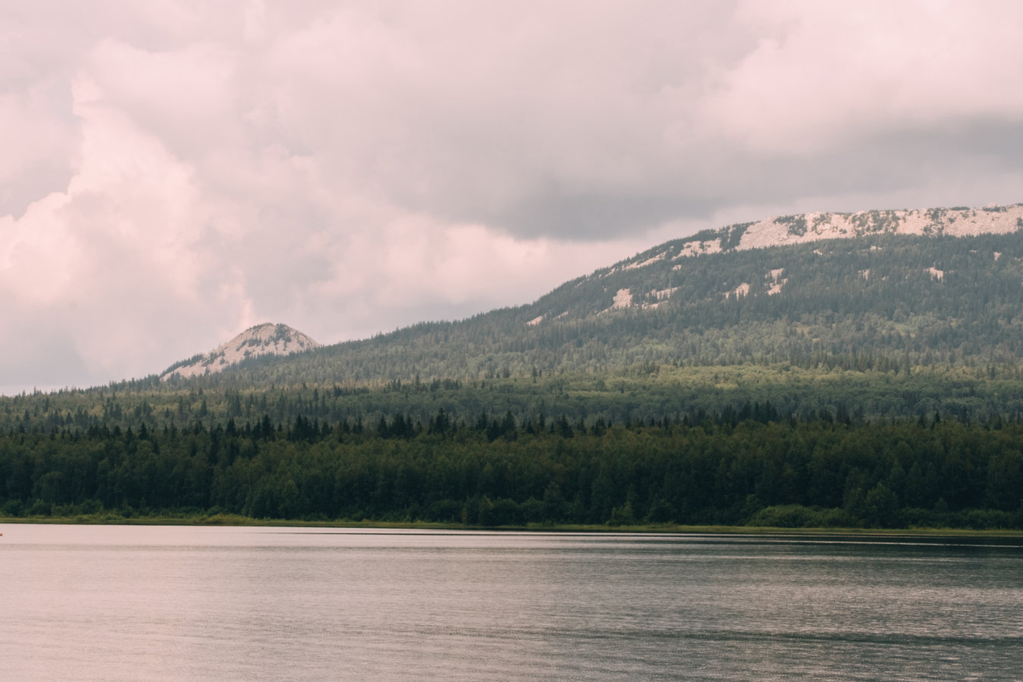 Зюраткульский хребет в Челябинской области. shutterstock.com