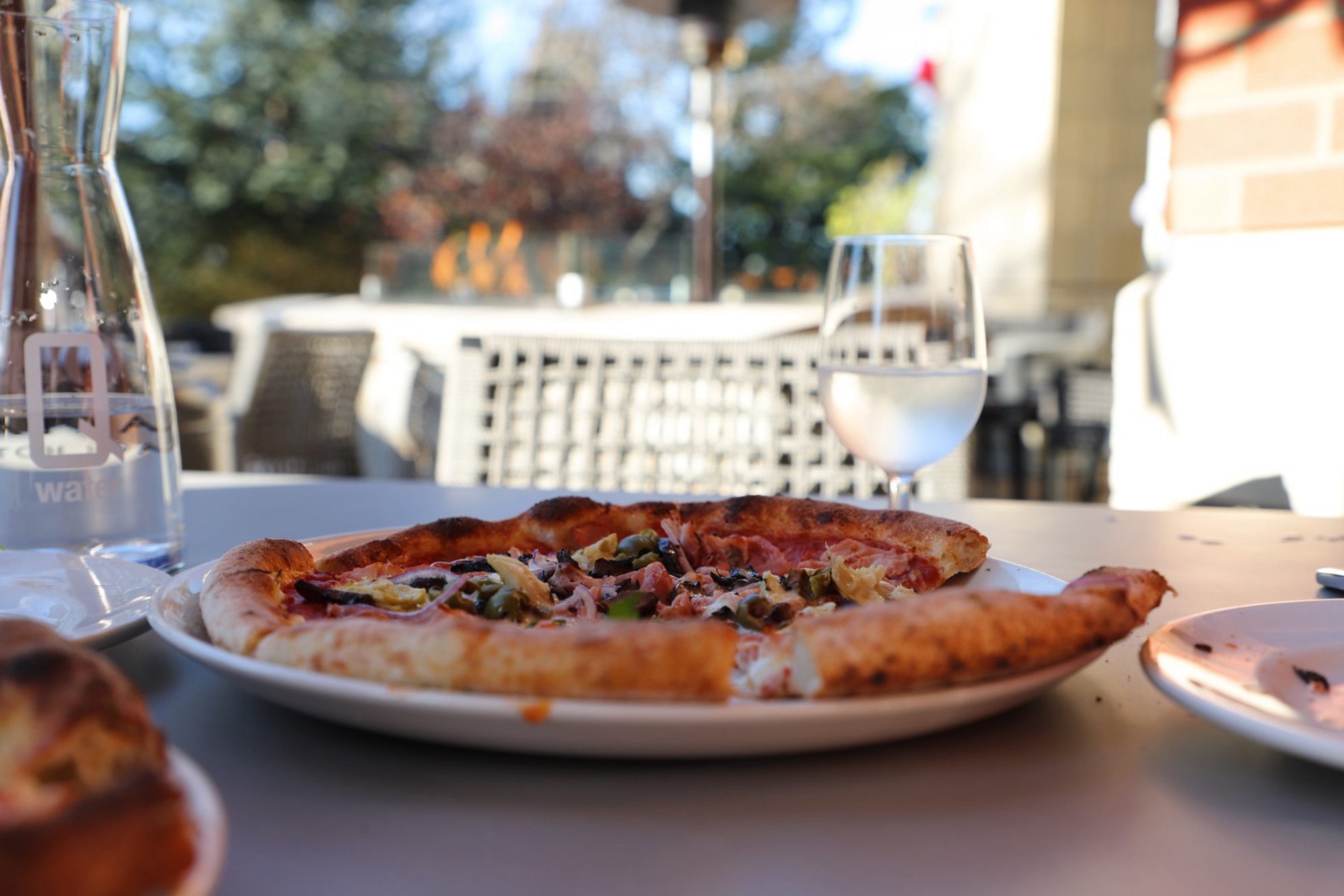 Самая вкусная пицца готовится в дровяной печи.