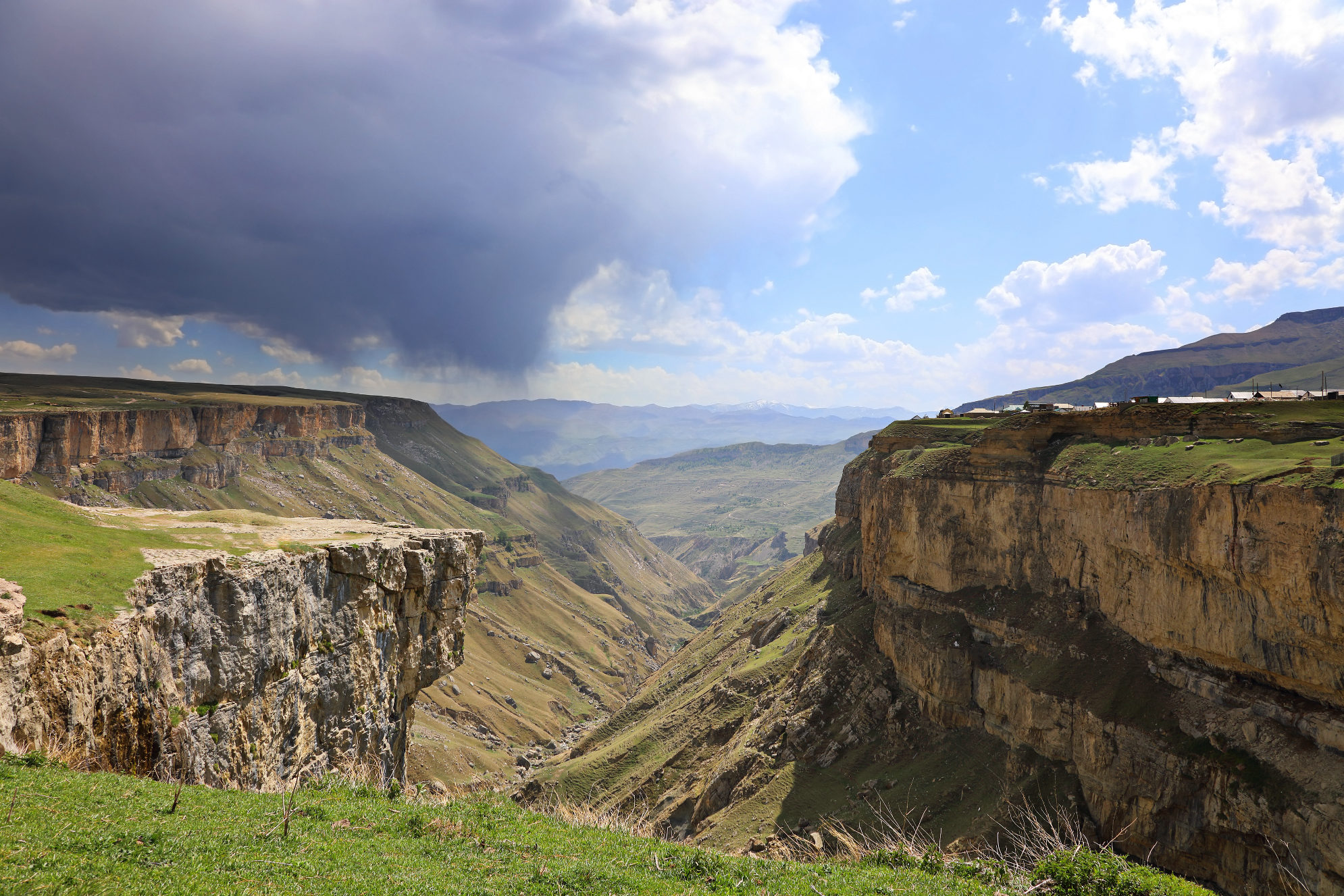 Потрясающий вид на Хунзахский каньон в Республике Дагестан, Россия. Источник: Shutterstock