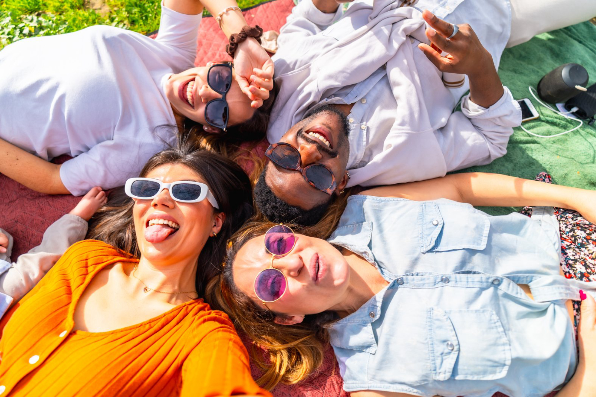 Не забудьте положить солнцезащитные очки в чехол elements.envato.com