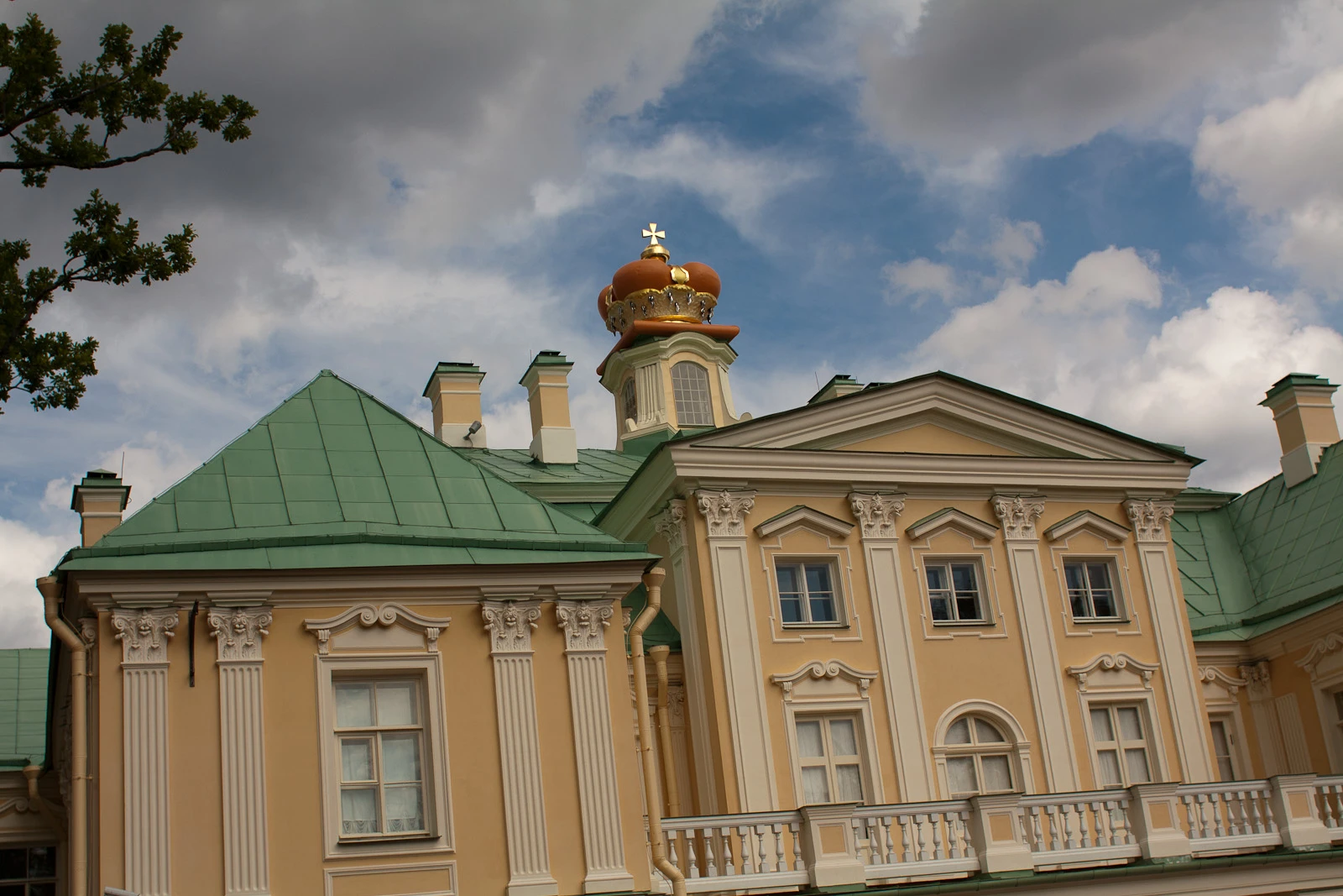 Ораниенбаум лучше всего посещать с мая по октябрь, когда работают фонтаны, открыты все павильоны, а парки утопают в зелени