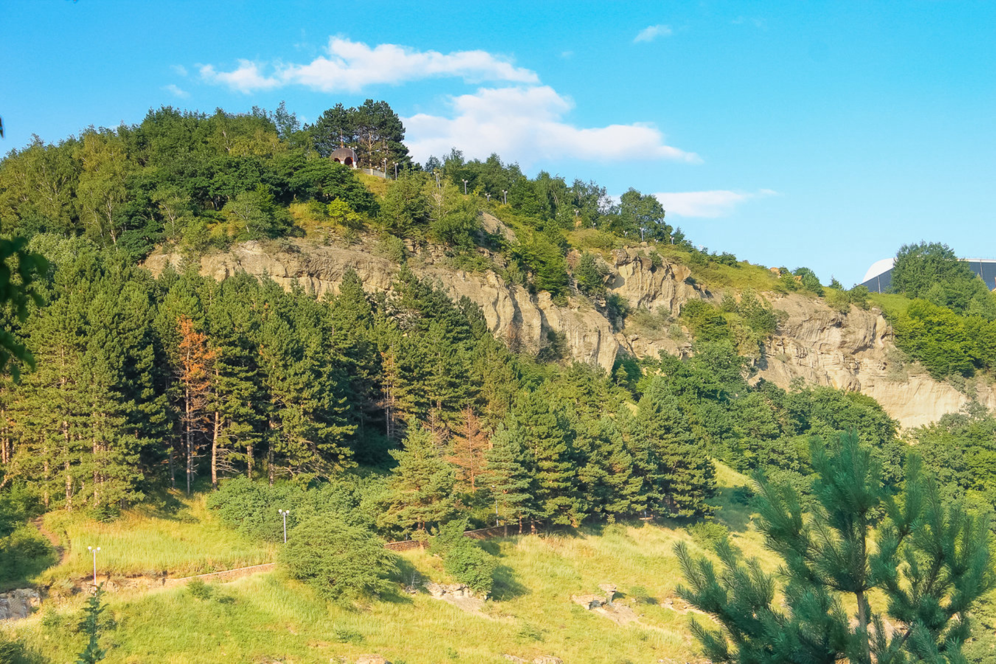 Веревочный парк подходит для посещения с детьми. Источник