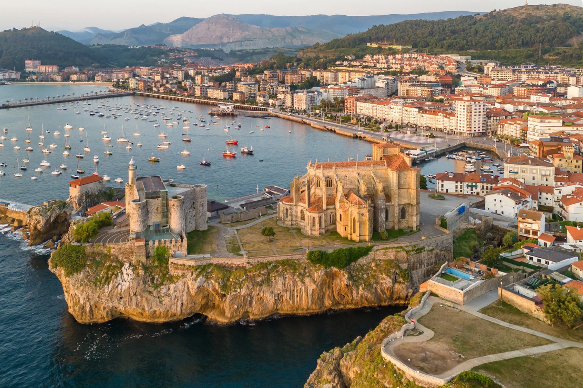 Испания - страна живописных портовых городов. shutterstock.com