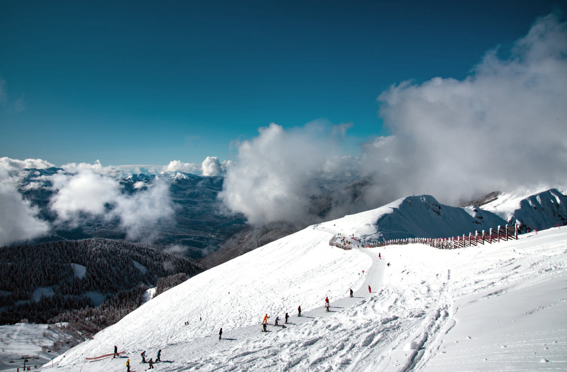 Солнечный день на горнолыжном курорте Роза Хутор, Сочи. Источник: Shutterstock