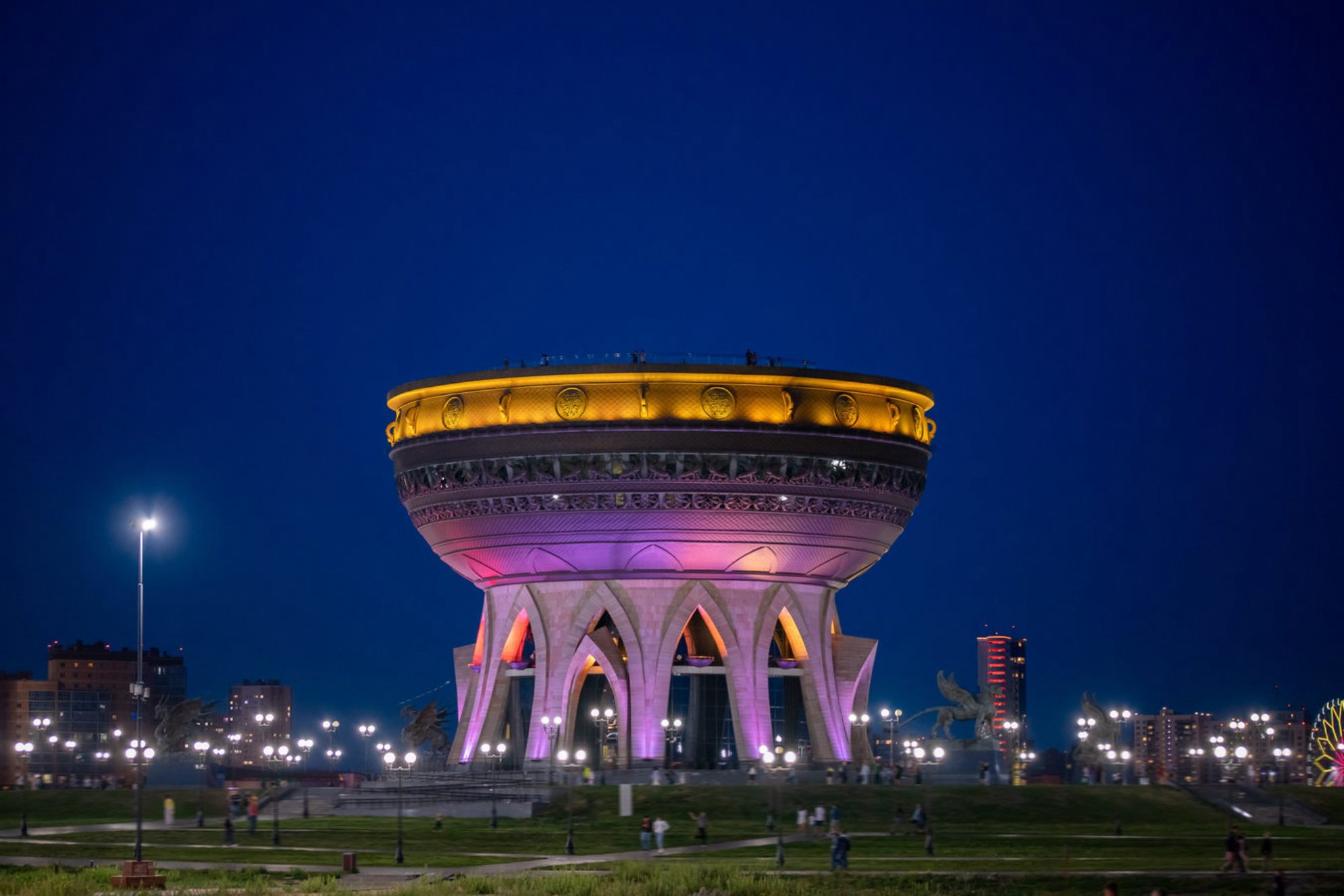 Дворец бракосочетаний в вечерней подсветке. Источник Shutterstock