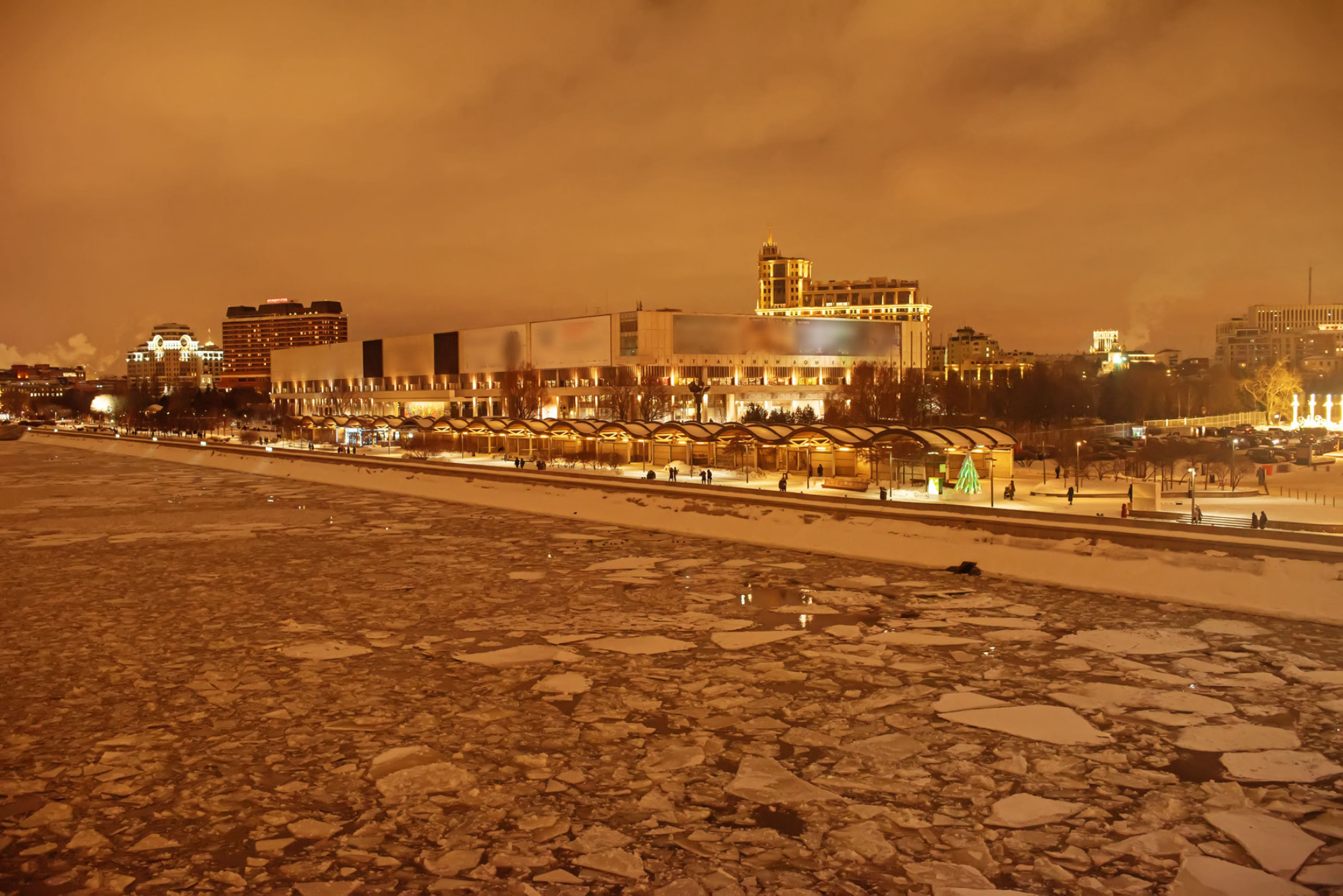 Ночной вид на Москву-реку, парк «Музеон» и Третьяковскую галерею, Москва. Источник: Shutterstock