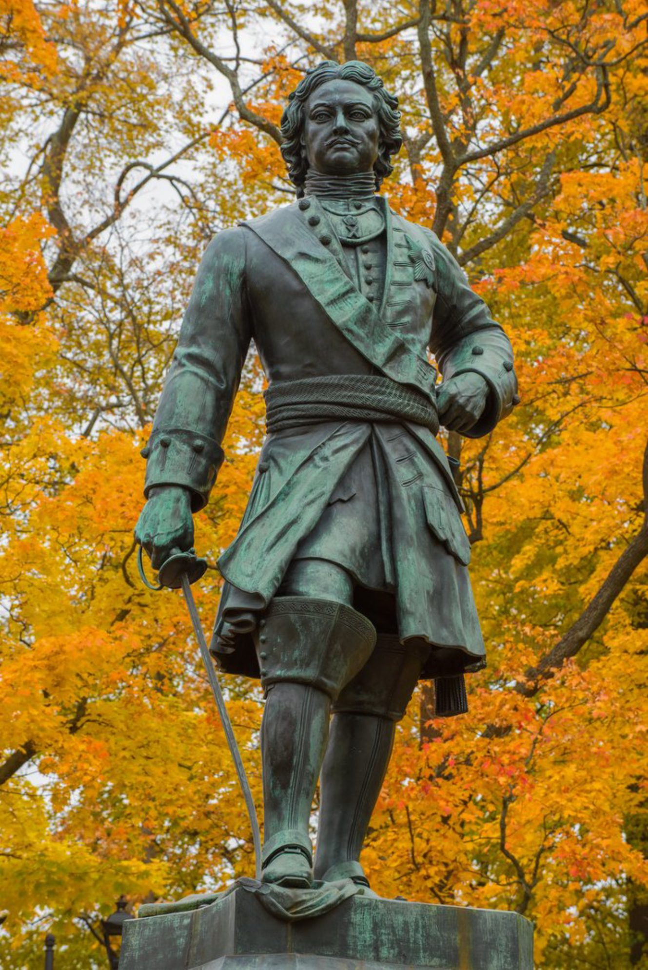 Памятник простоял советские годы, но лишился шпаги в 60-е - ее потом восстановили. Shutterstock.