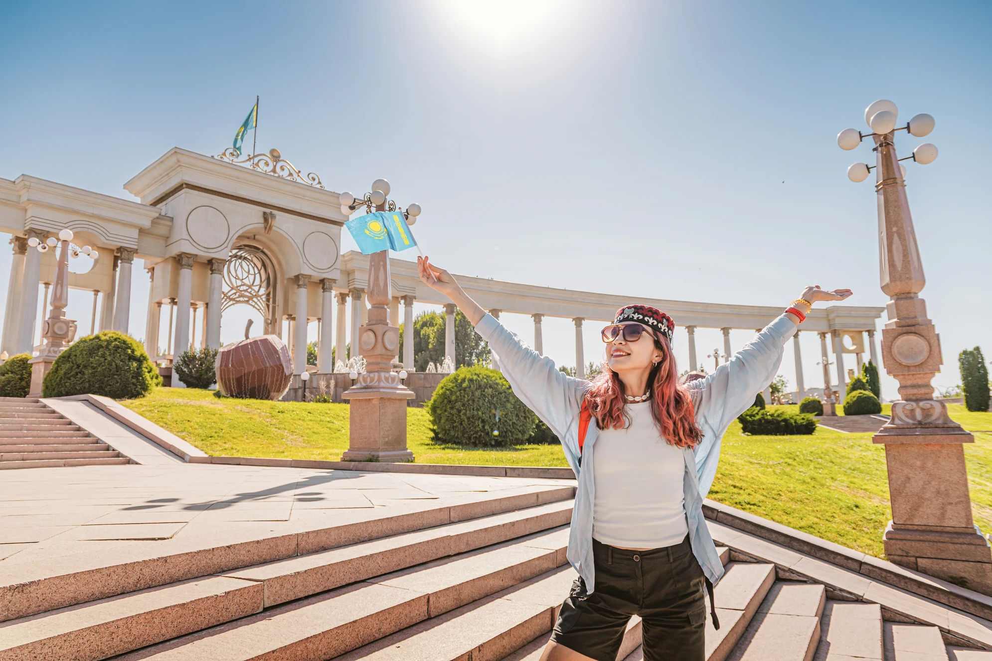 Туристка гуляет в парке Первого Президента Республики Казахстан в Алматы. Источник: Shutterstock