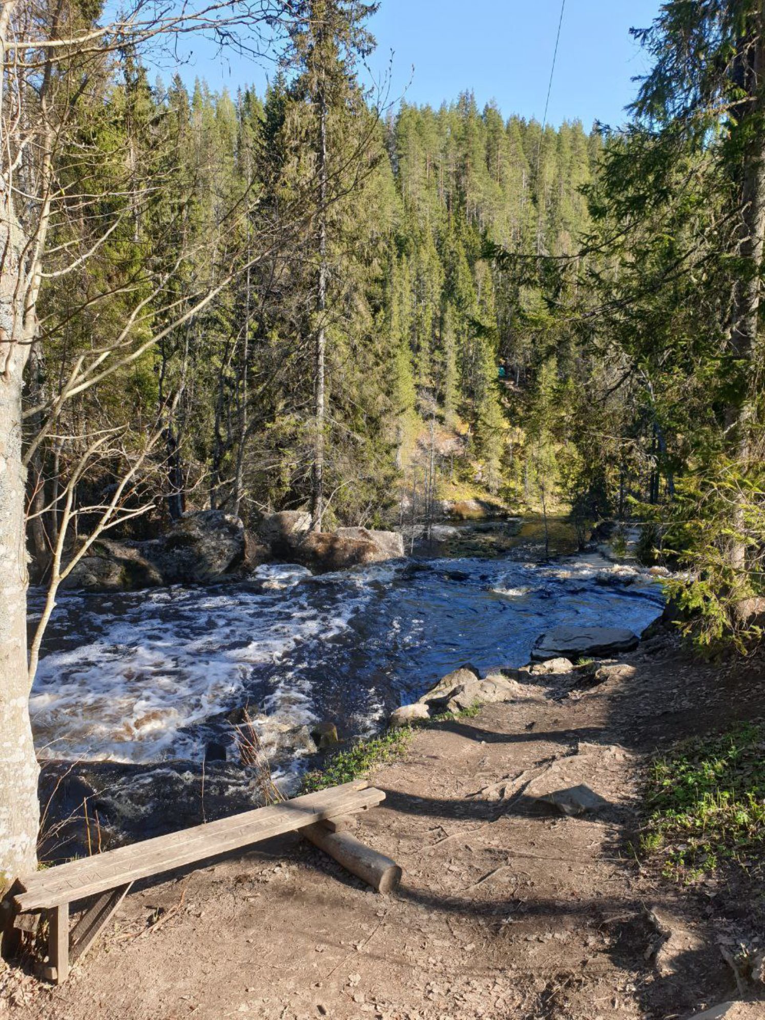 Скамейка возле водопада. Можно сделать привал и полюбоваться видами. Автор фото: Анна Ворожун
