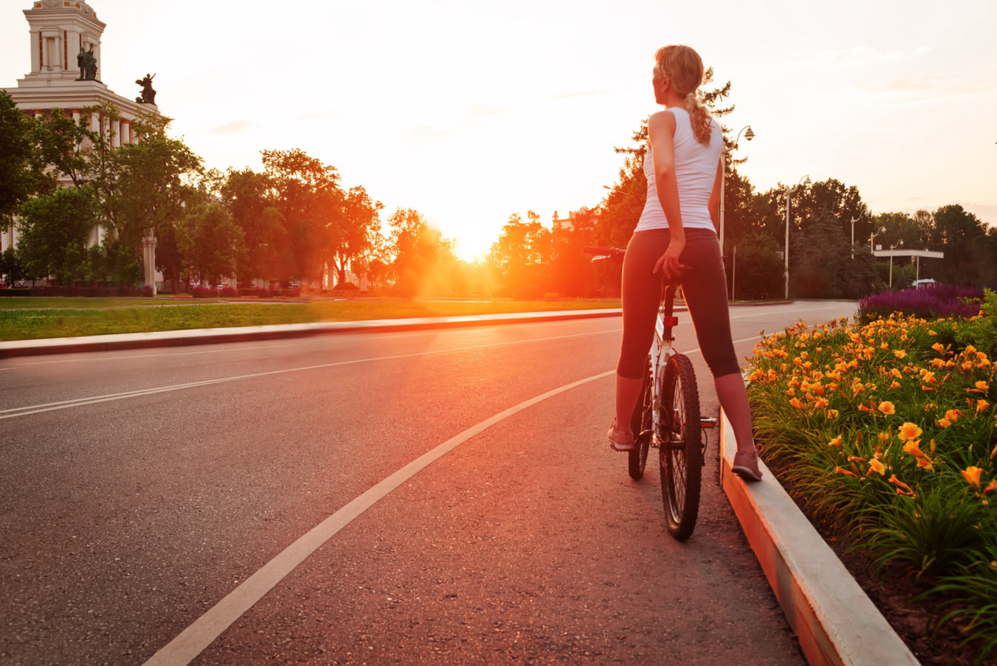 Девушка на велосипеде на ВДНХ, Москва. Источник: Shutterstock