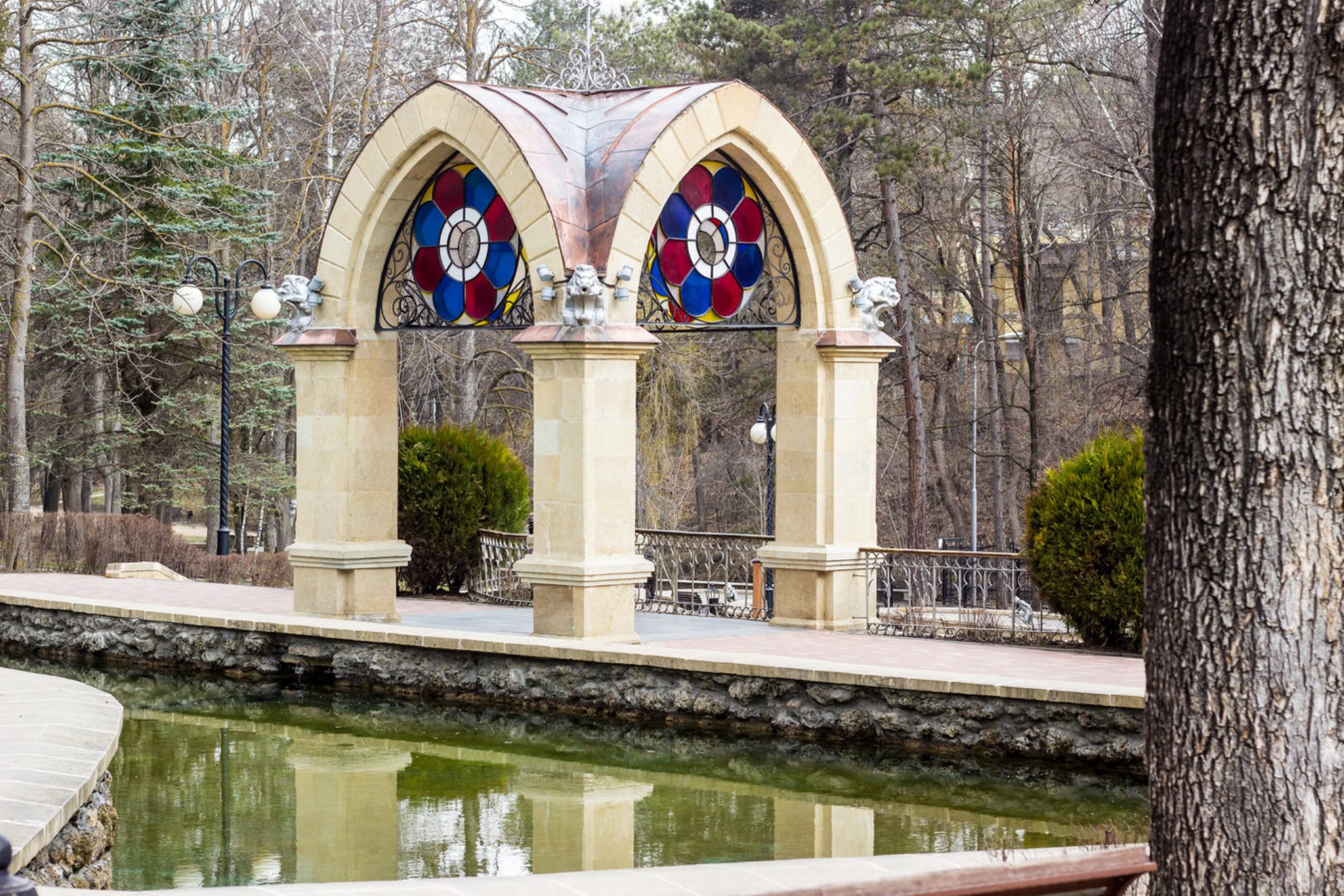 Беседка-ротонда на Зеркальном пруду. Источник фото: shutterstock.com