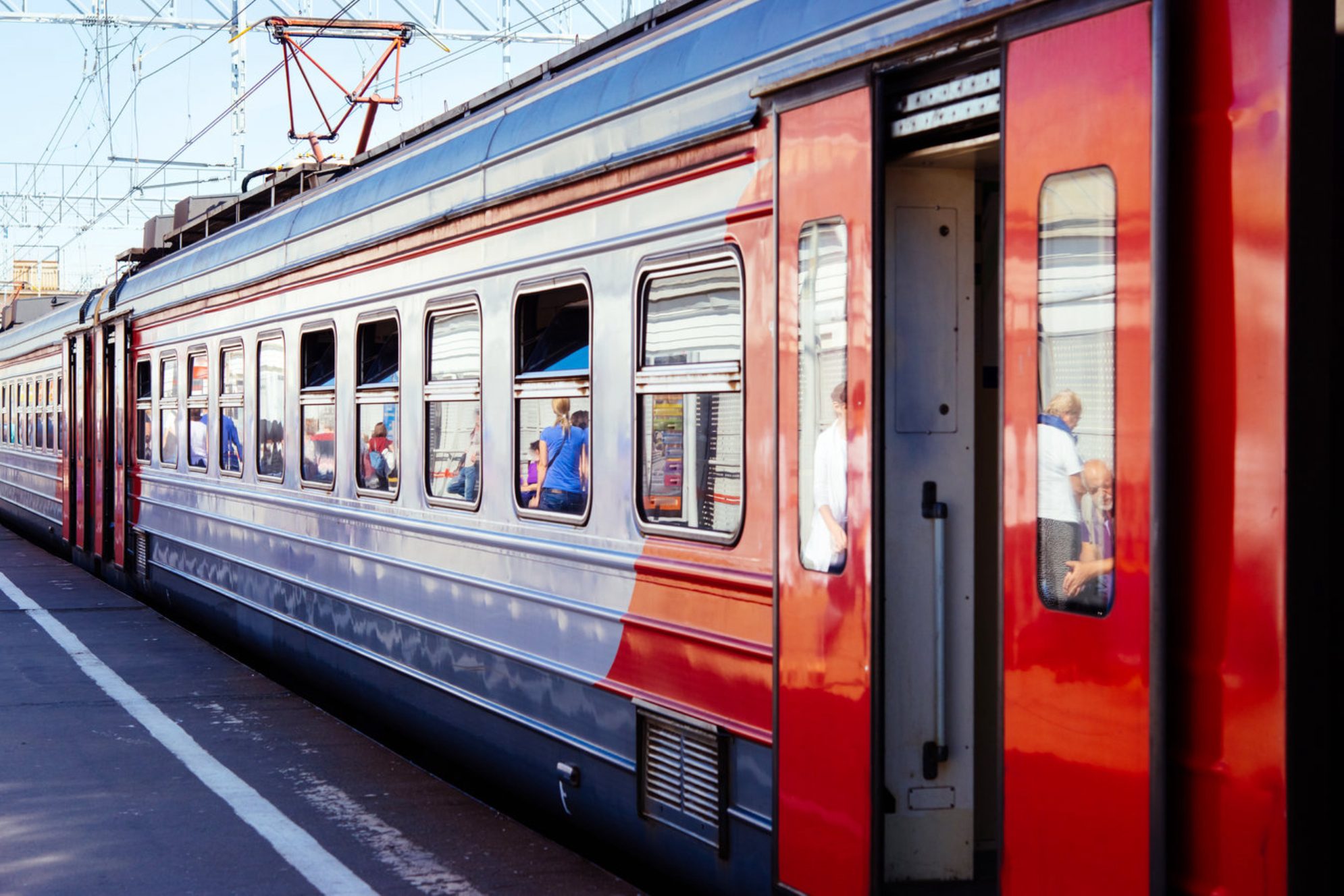 Самый удобный способ - сесть на электричку в Санкт-Петербурге shutterstock.com