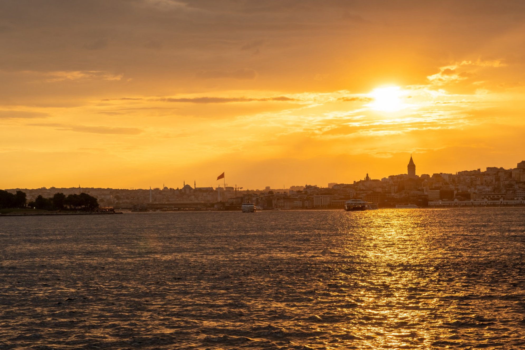 Приезжайте заранее, чтобы занять лучшие места для обзора! Источник: Shutterstock