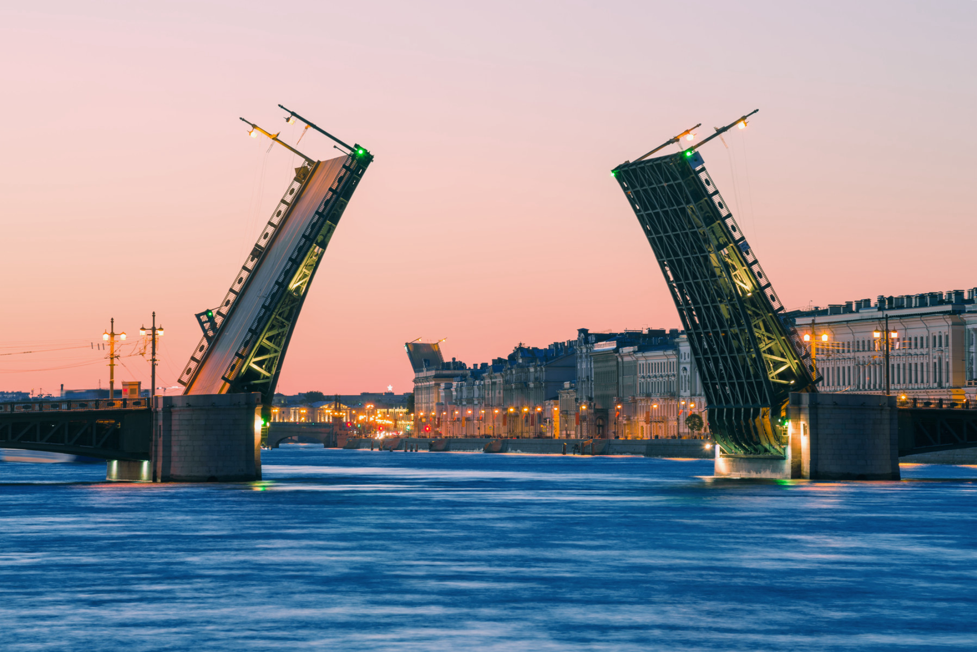 Вид на разведенный Дворцовый мост ранним июньским утром, Санкт-Петербург. Источник: Shutterstock