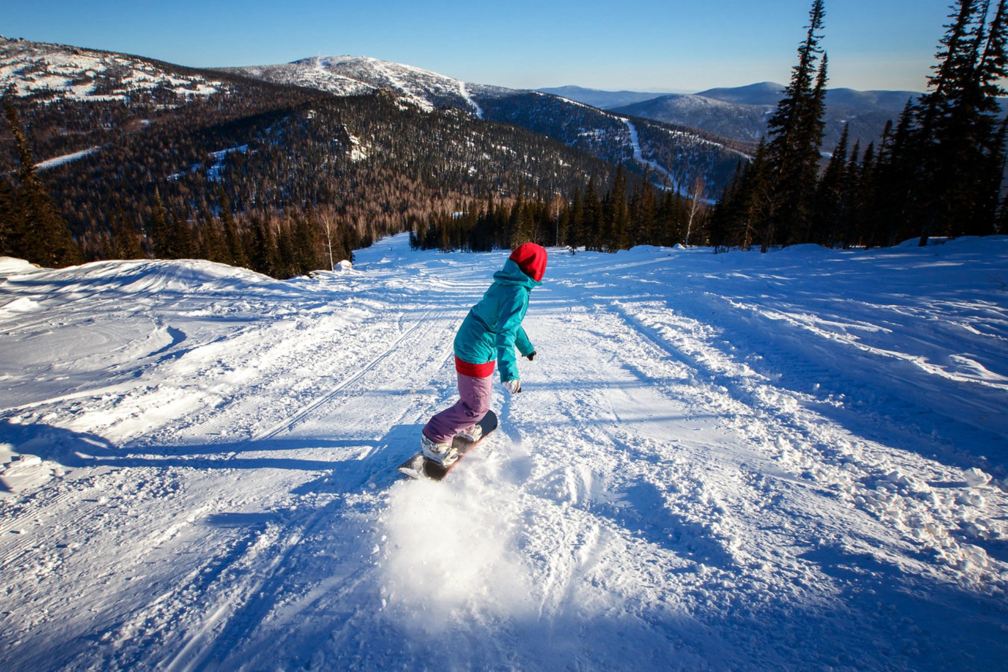 Фрирайд на сноуборде на горнолыжном курорте Шерегеш. Shutterstock.com