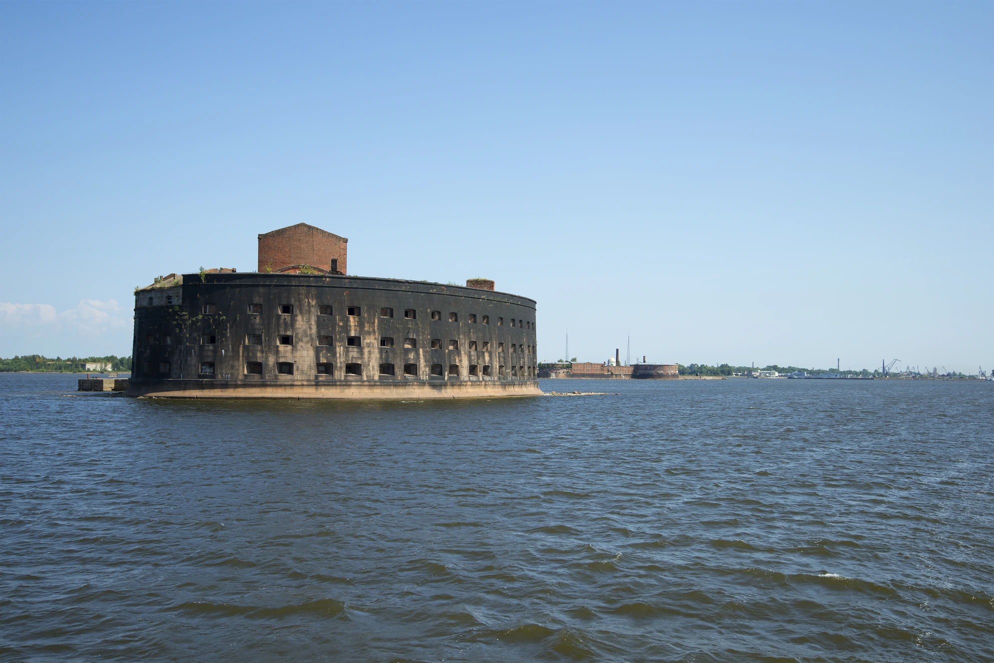 Стены форта приобрели черный оттенок в 1980-х годах, когда там проходили съемки фильма «Порох». Стены обработали специальным составом, который не смылся до сих пор. Источник: Shutterstock