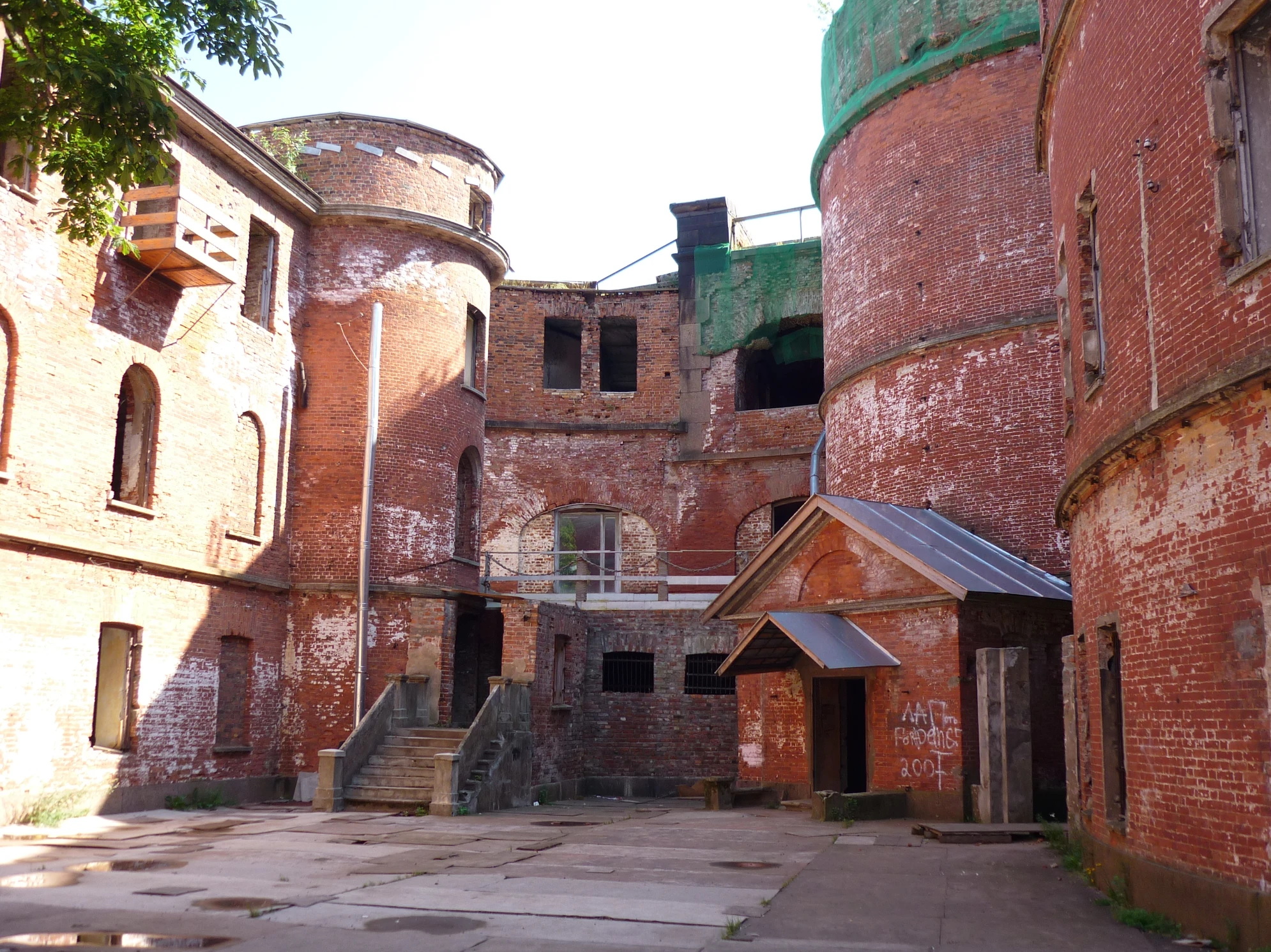 Площадь двора составляет около 900 кв. метров. Изначально он служил для сообщения между казематами, а позже там находилась полубашня с чугунными лестницами