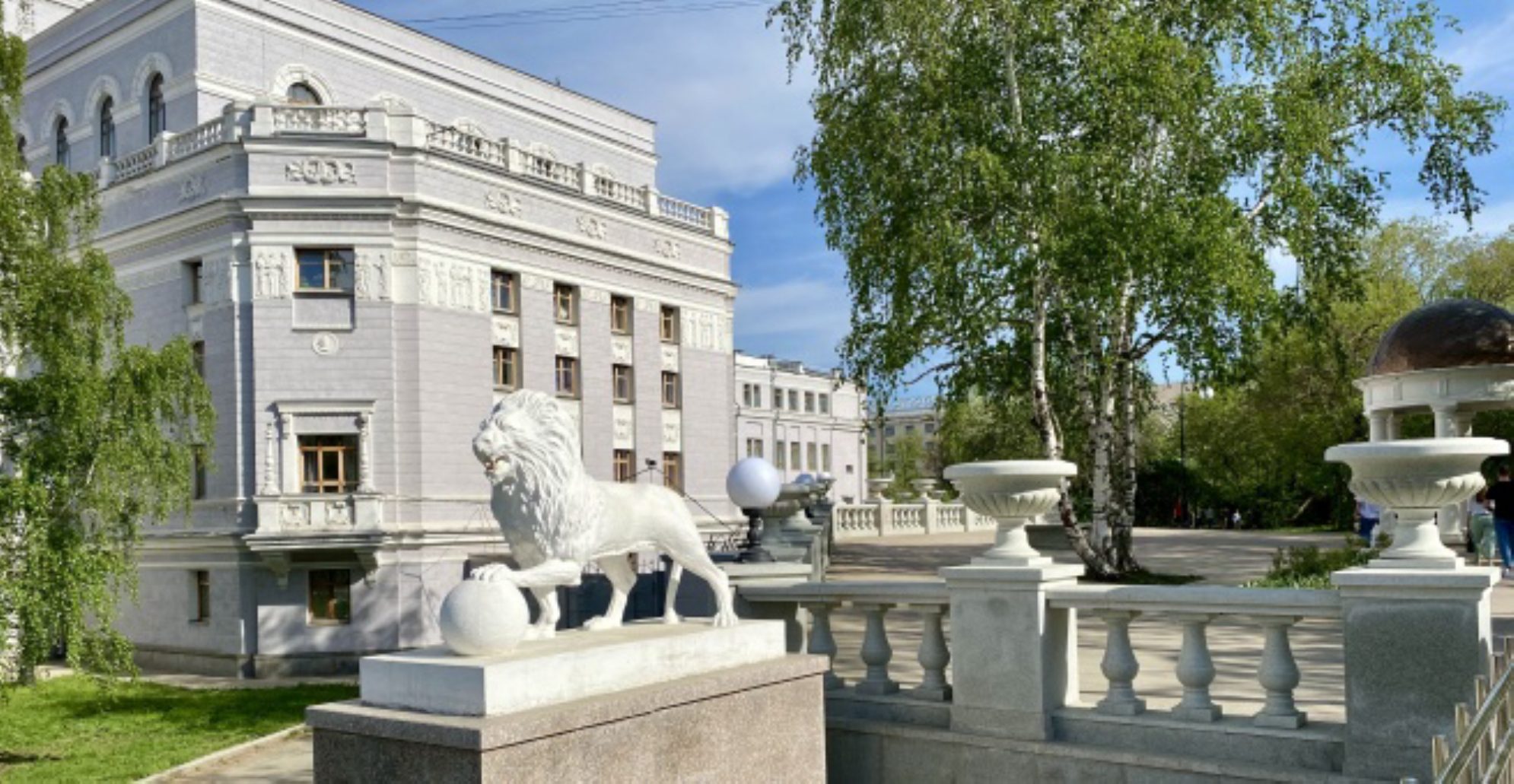 Вид на театр со стороны.  Автор фото: Л.Федорова