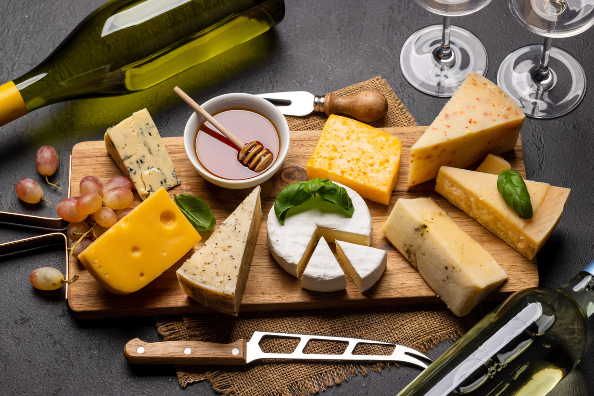 Сыр из фермерского молока собственного приготовления - вот изюминка ресторана. Источник фото: shutterstock.com