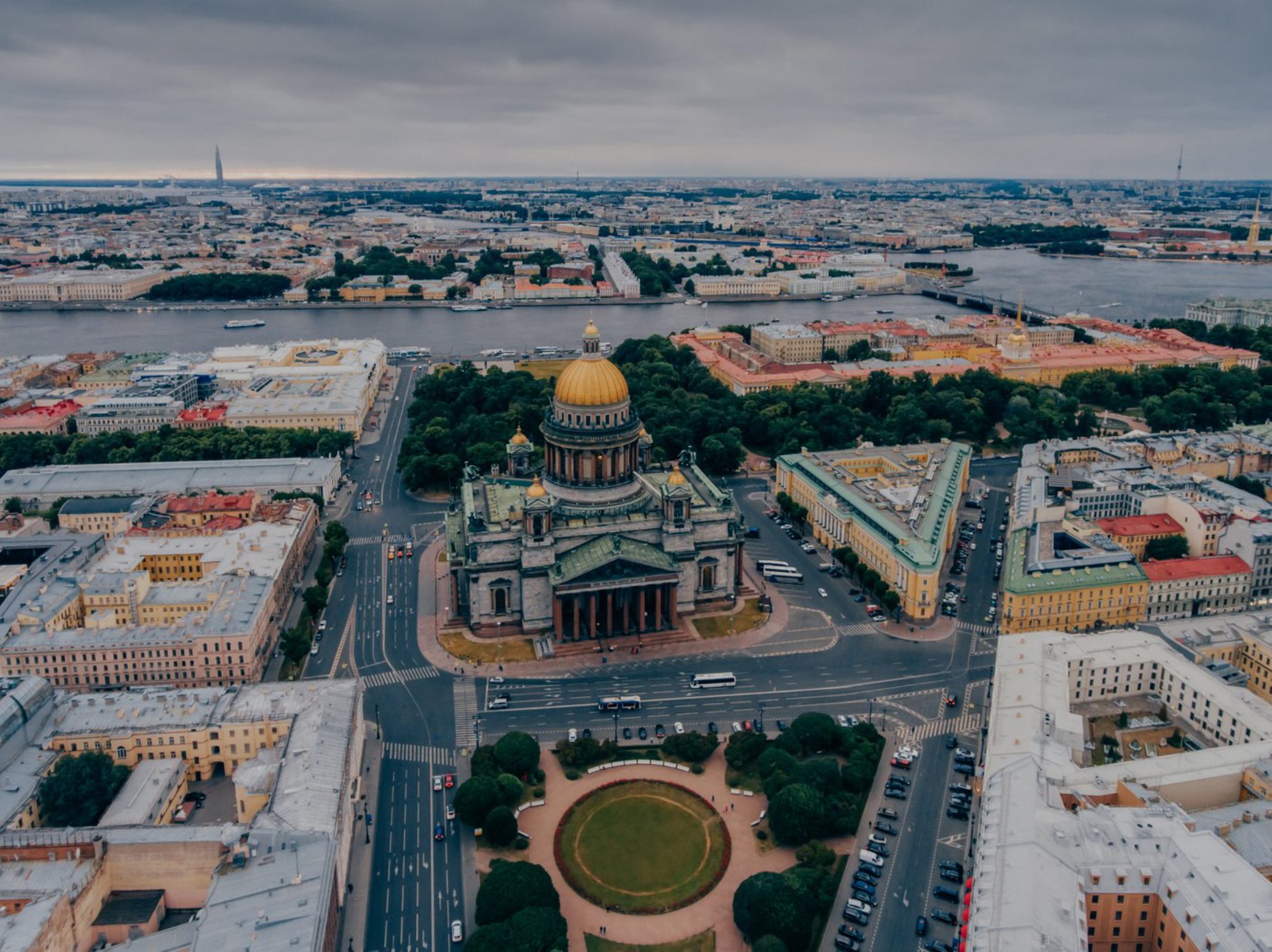 Вид с высоты птичьего полета на Исаакиевский кафедральный собор в Санкт-Петербурге. Источник: Envato Elements