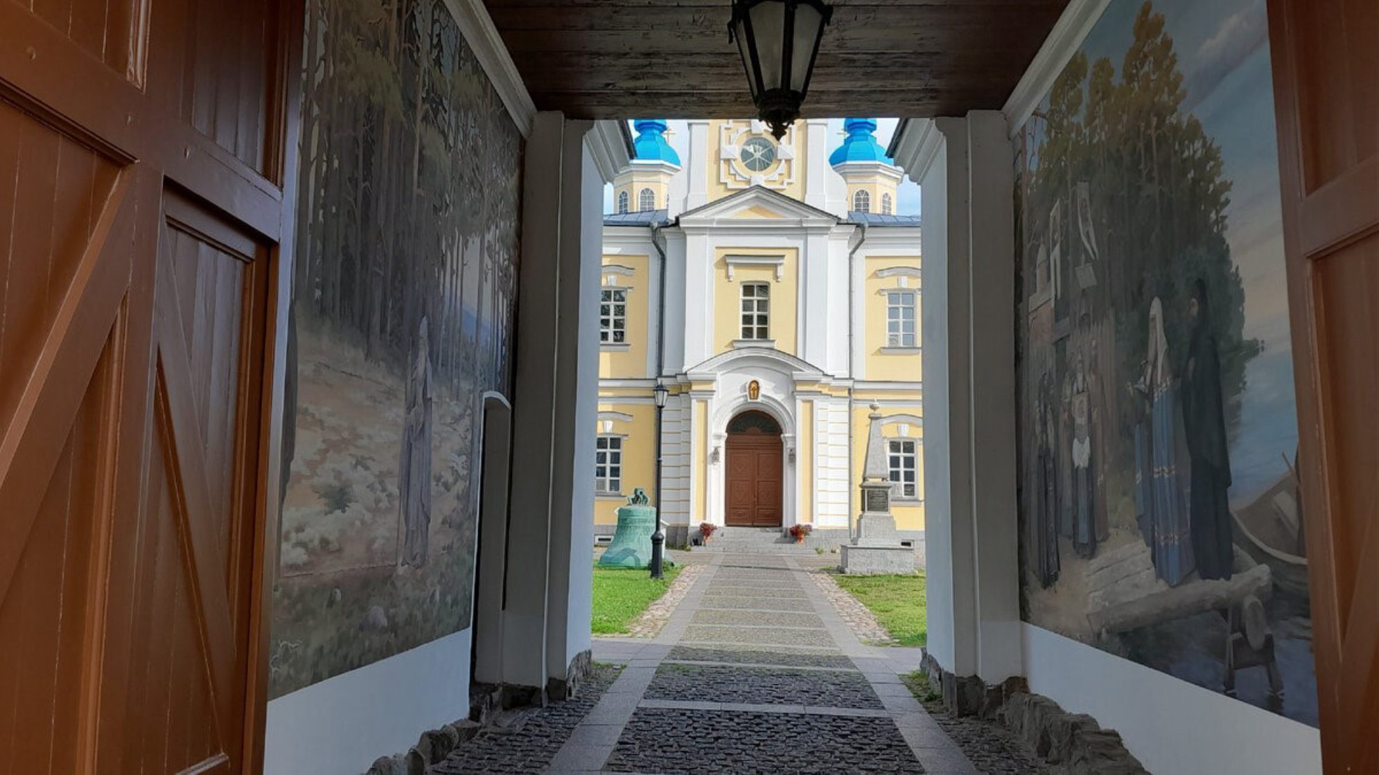 Надвратные рисунки. Автор фото: Ирина Жарикова