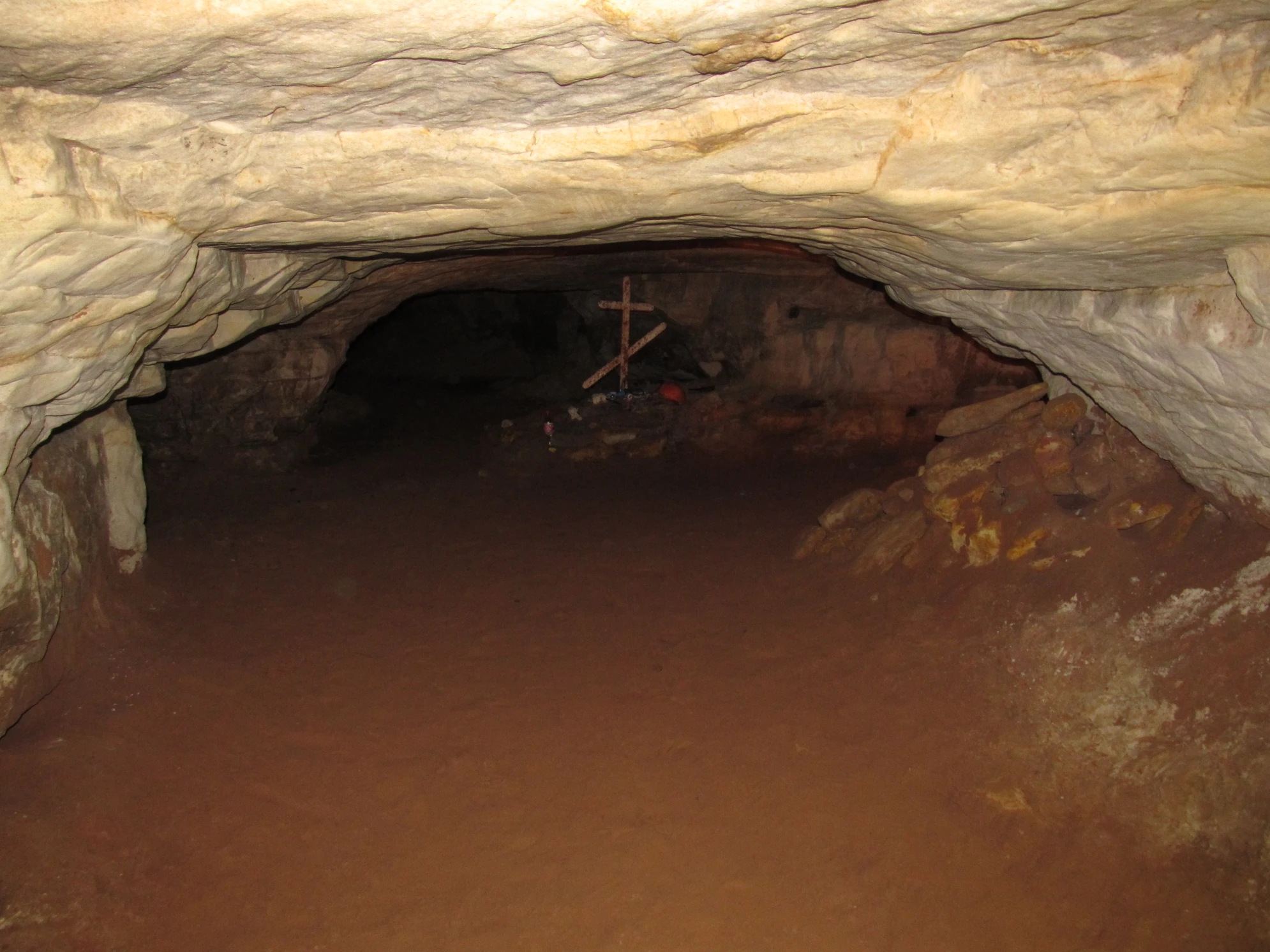 Легенда о Белом спелеологе - одна из самых известных. «Захоронение» действительно можно встретить внутри лабиринтов