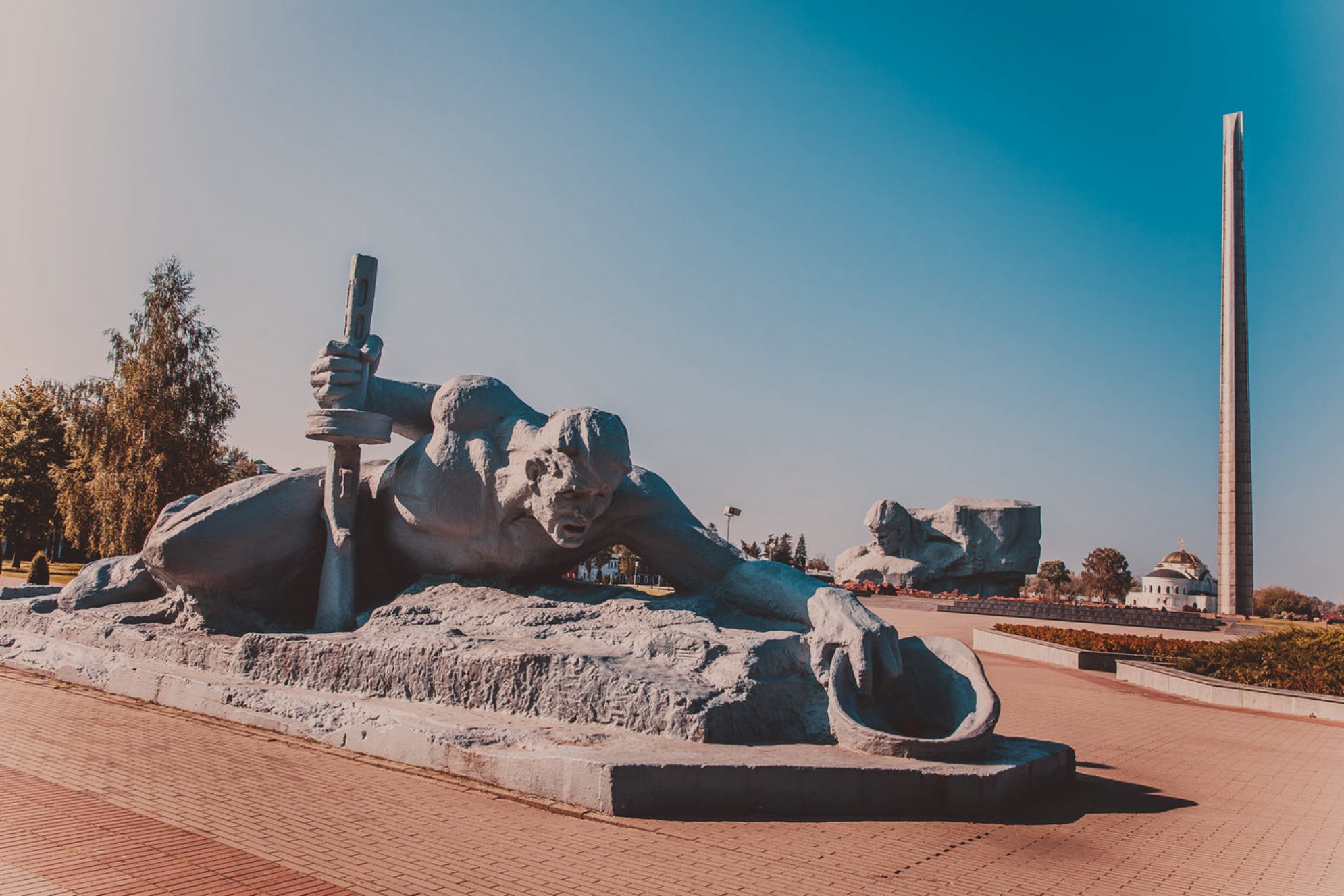 Центральный монумент «Мужество». Источник фото: shutterstock.com