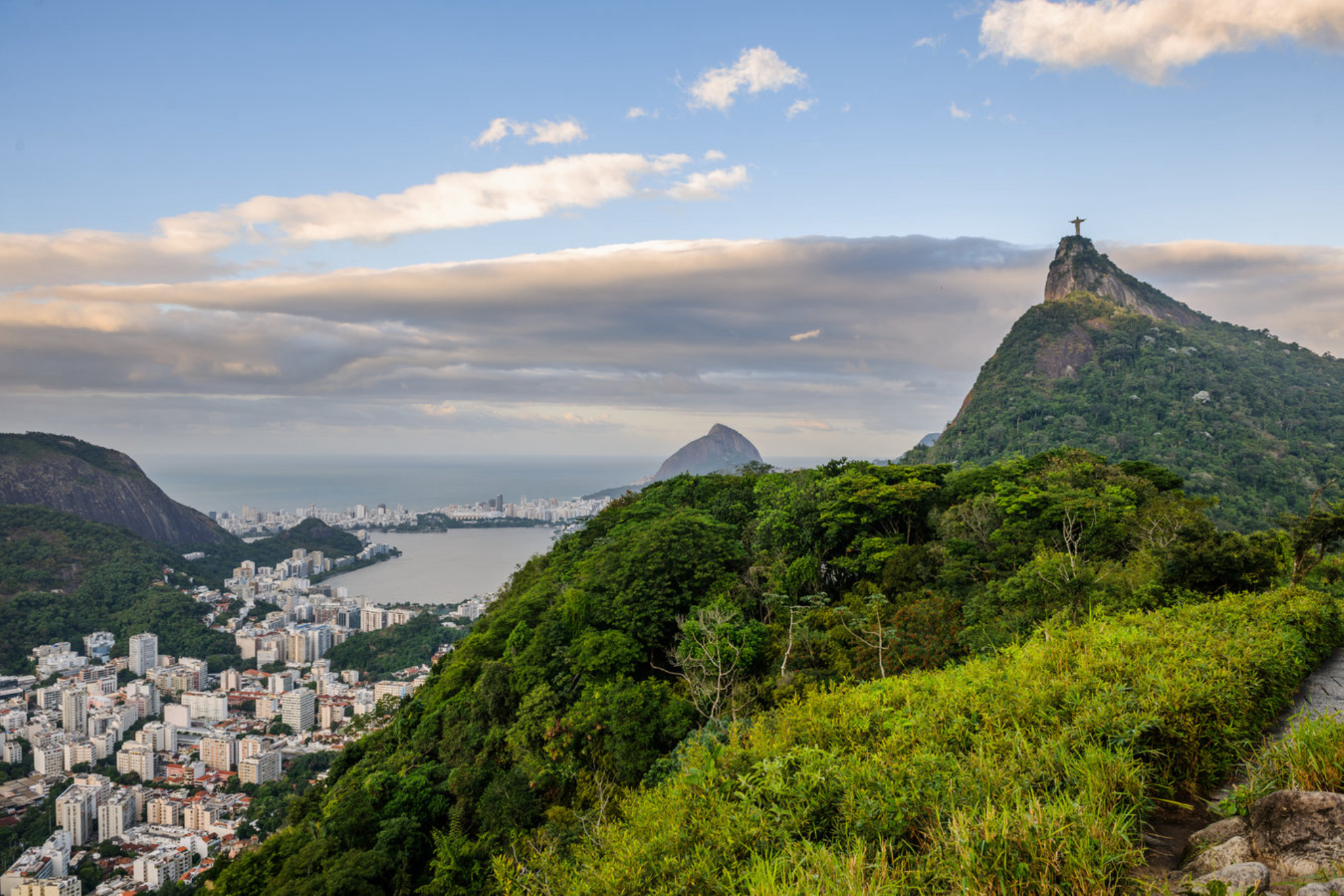 Раннее утро в Миранте-Дона-Марта с видом на гору Корковадо, Рио-де-Жанейро, Бразилия. Источник: Shutterstock
