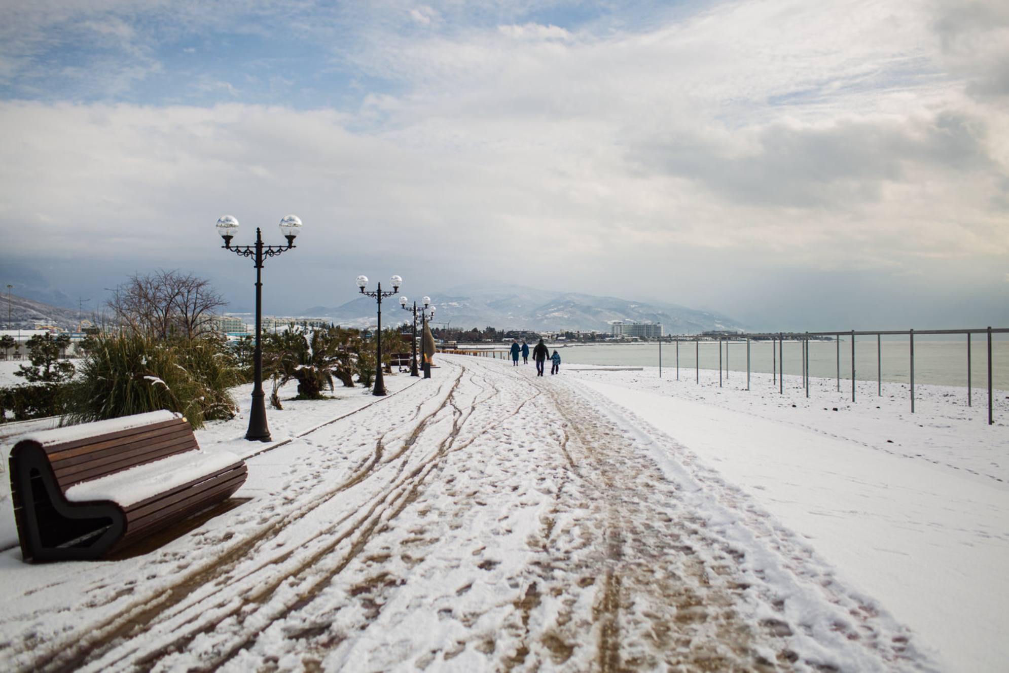 Имеретинская набережная в снегу, Сочи. Источник: Shutterstock