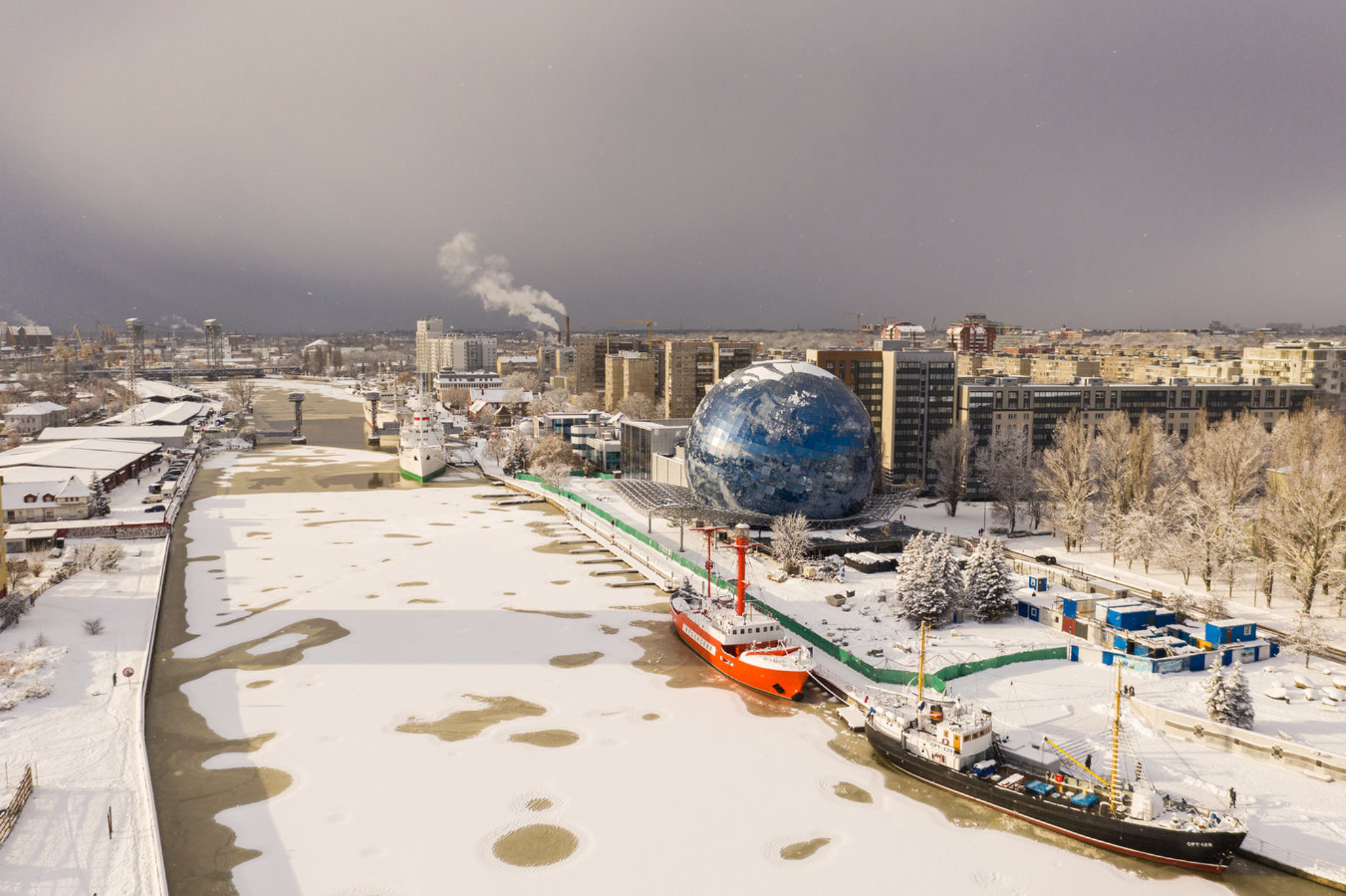 Вид с воздуха на Музей Мирового океана в Калининграде зимой. Shutterstock