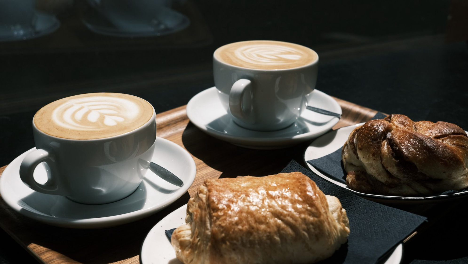 Кофе с выпечкой.