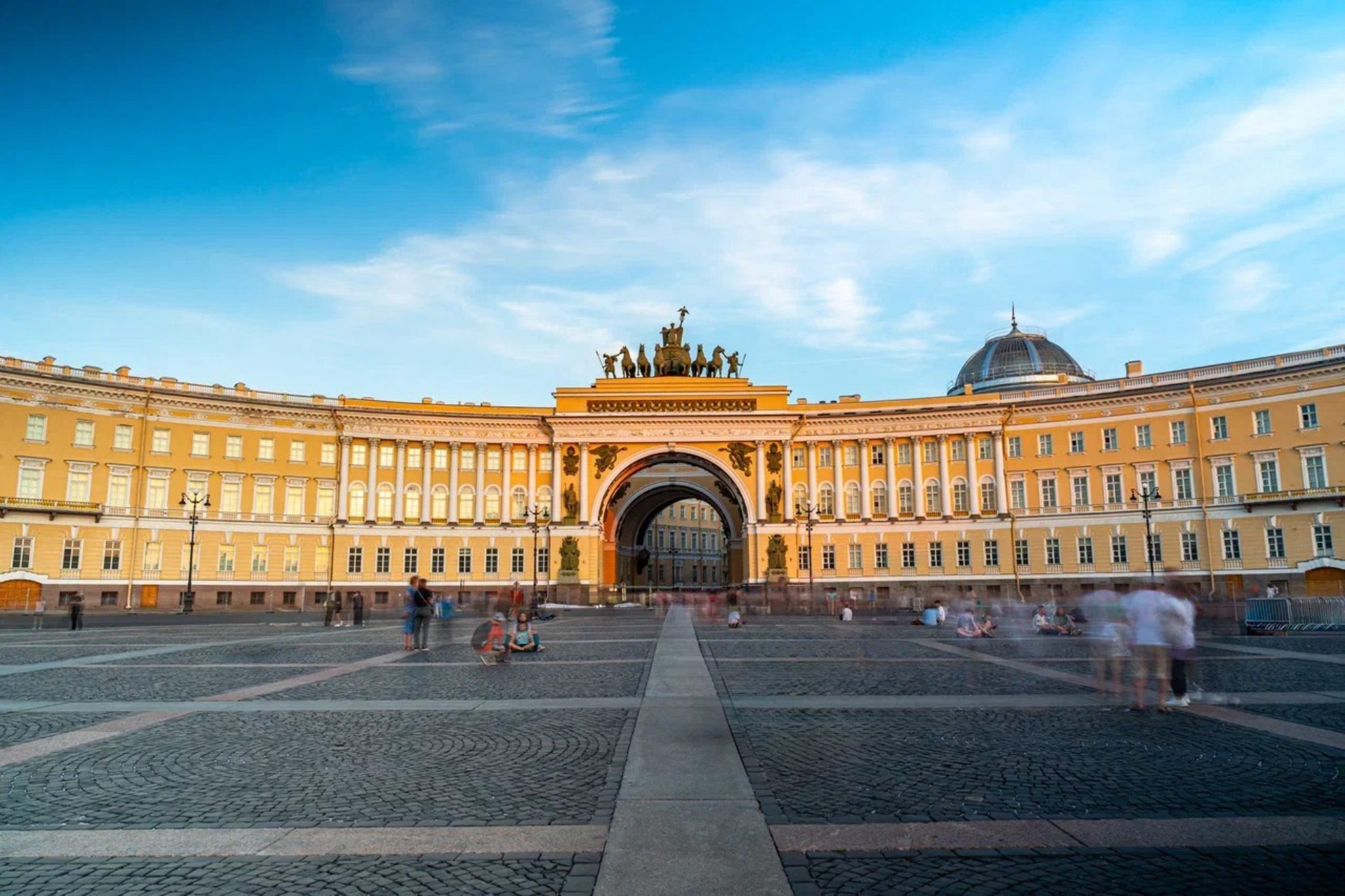 Вид на арку Главного штаба.Источник фото:Лицензионный фотобанк СПб ГБУ "ГТИБ"