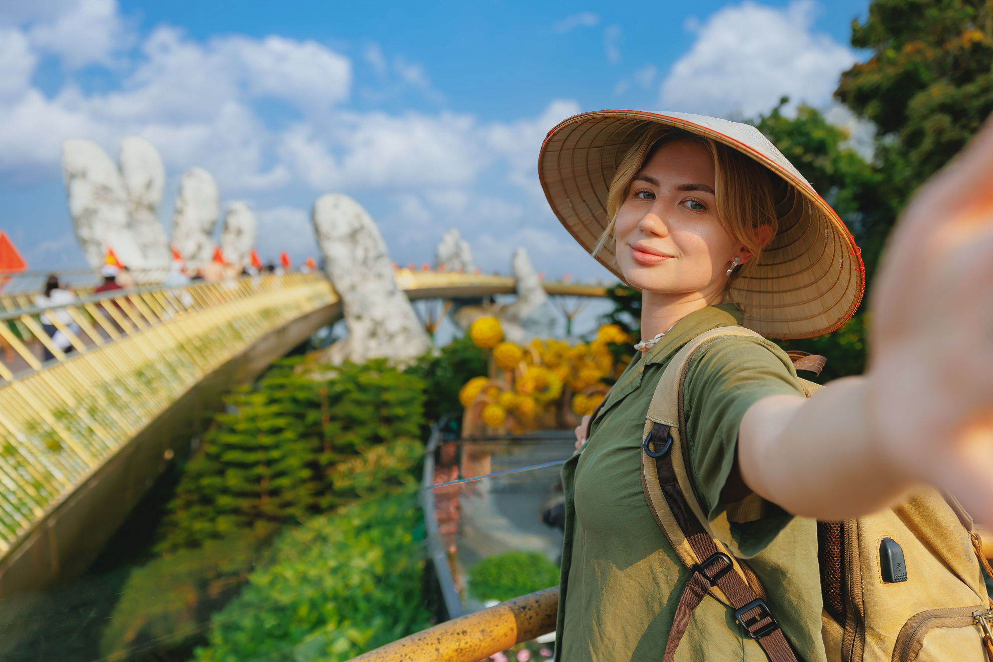 Туристка делает селфи на золотом мосту в Бана Хиллз, Дананг, Вьетнам, Shutterstock