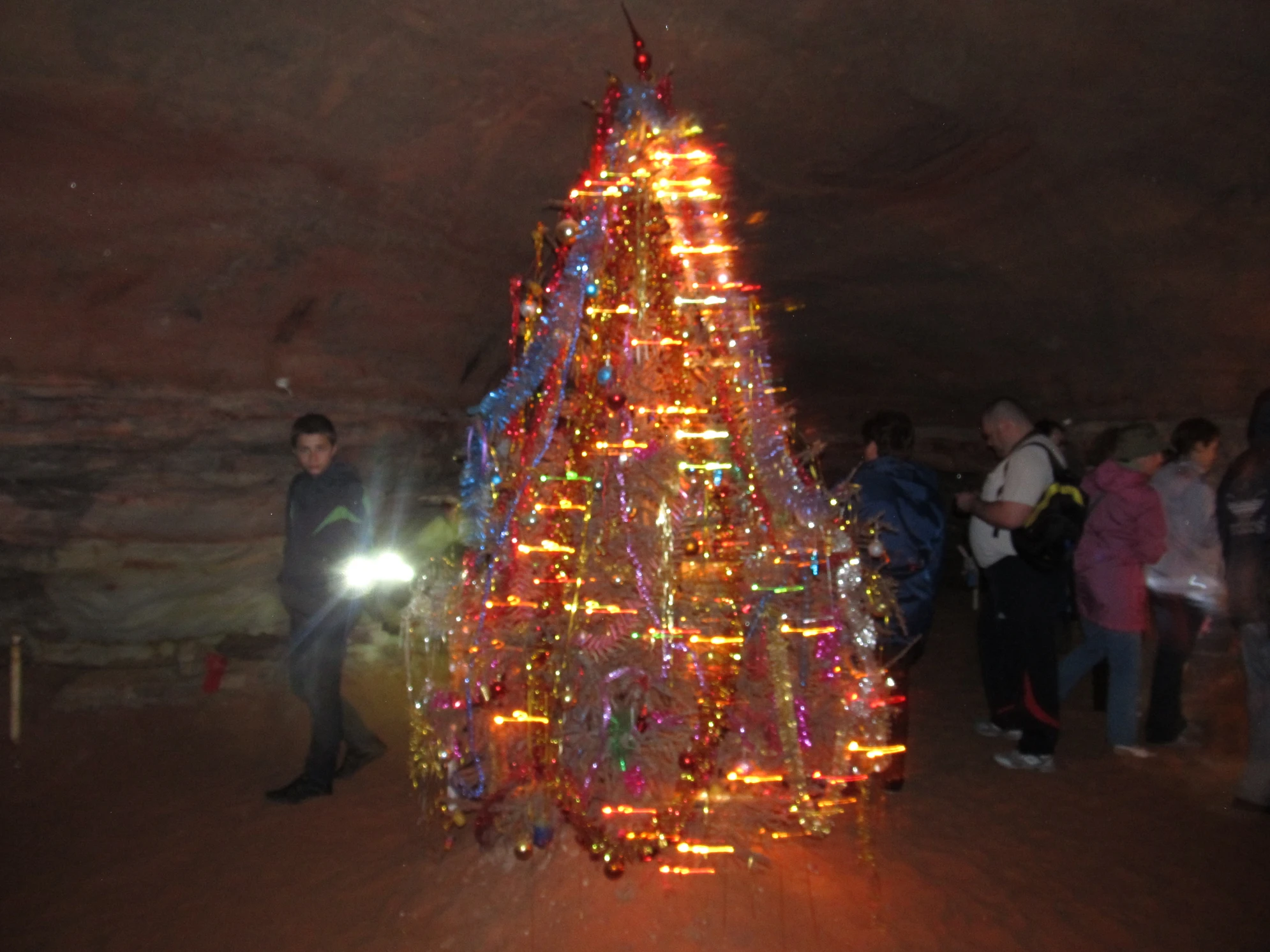 Новогодняя елка в пещере «Левобережная» - одна из самых необычных традиций. В декабре и январе проводятся тематические экскурсии «Новый год в пещере»