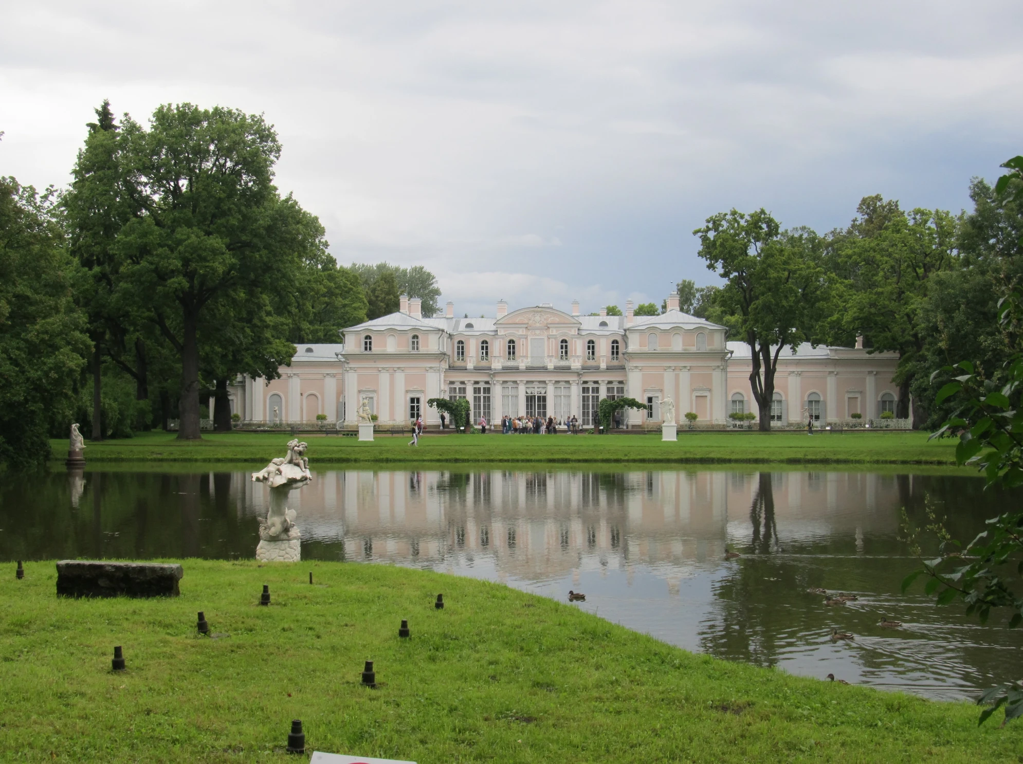 Дворцово-парковый ансамбль «Ораниенбаум» - бывшая царская резиденция, где сохранились потрясающие архитектурные ансамбли XVIII века