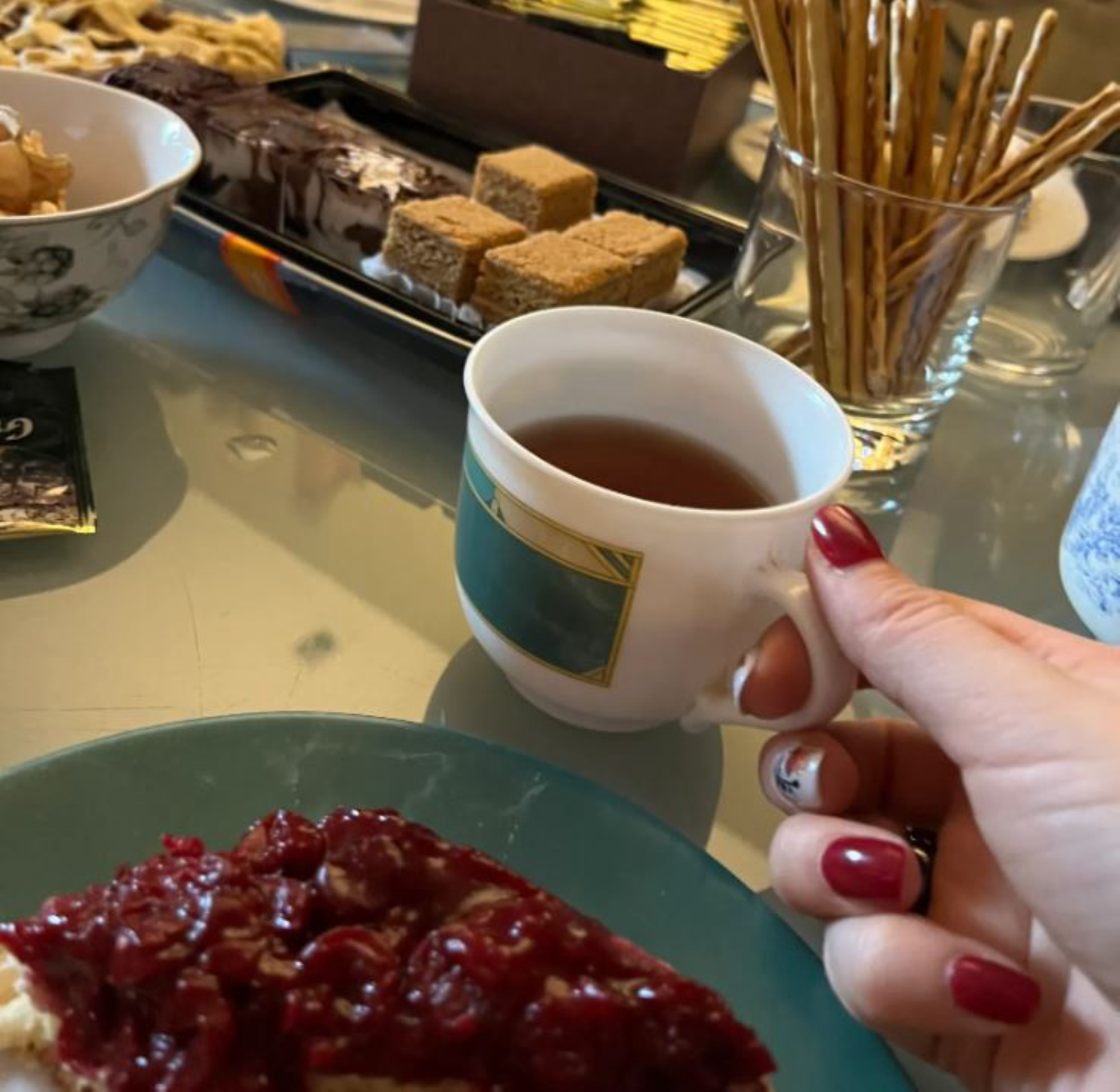 Домашняя выпечка, уютная атмосфера и новые знакомства - это то, что делает литературные встречи в Москве популярным досугом.Автор фото: Татьяна Леднева