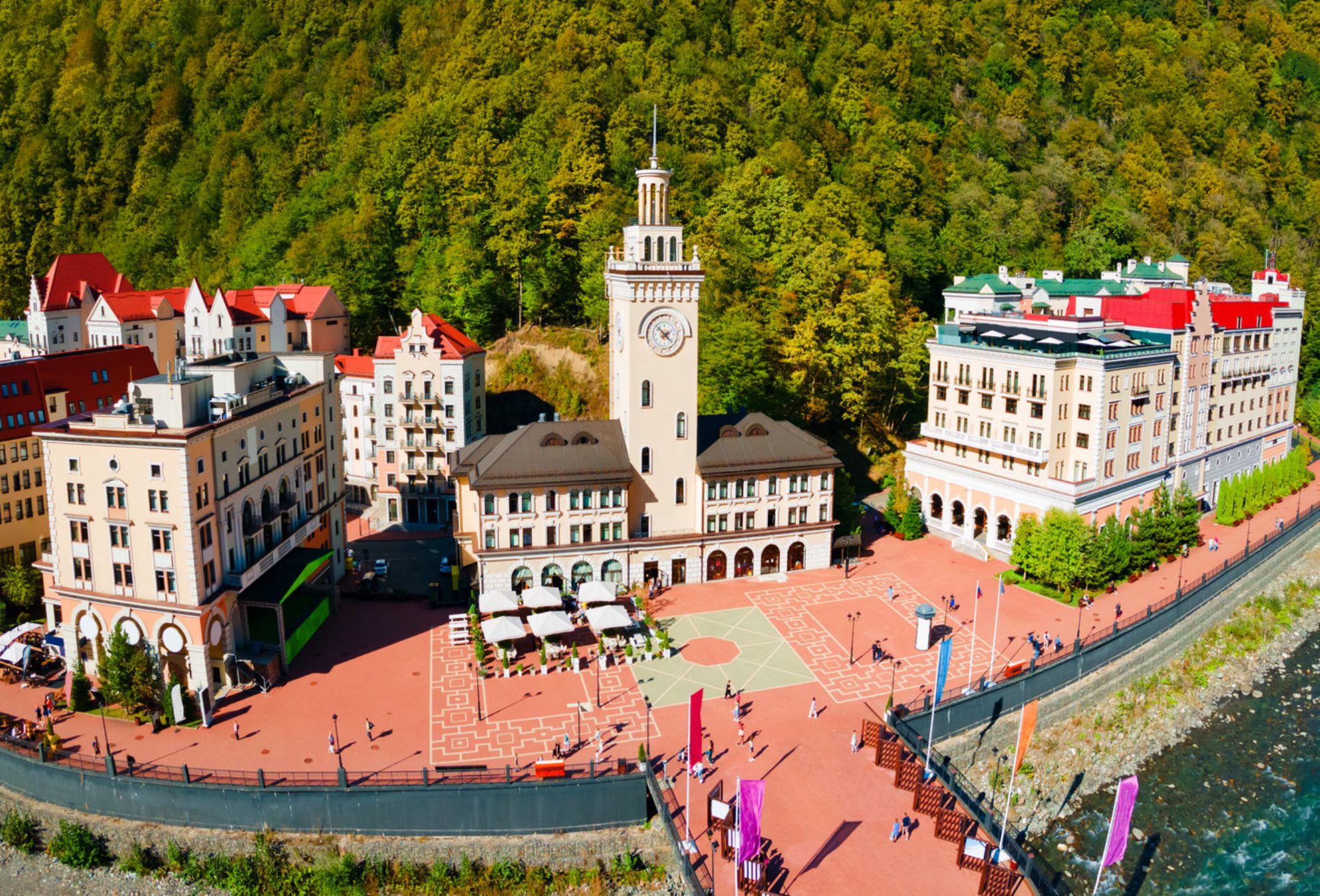 Центральная площадь Розы Хутор и здание Ратуши в альпийском стиле – визитная карточка курорта. Shutterstock