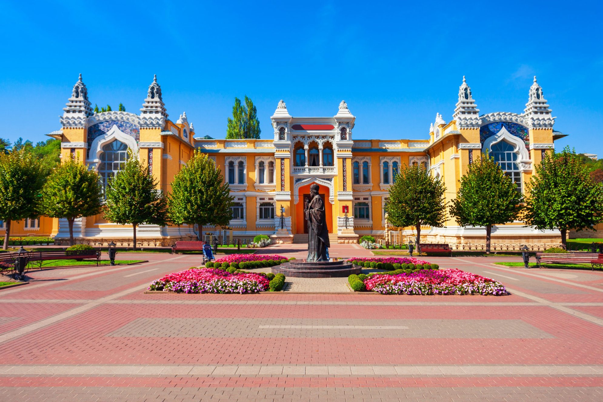 Главные нарзанные ванны - историческое здание на Курортном бульваре в Кисловодске, Россия. Источник: Shutterstock