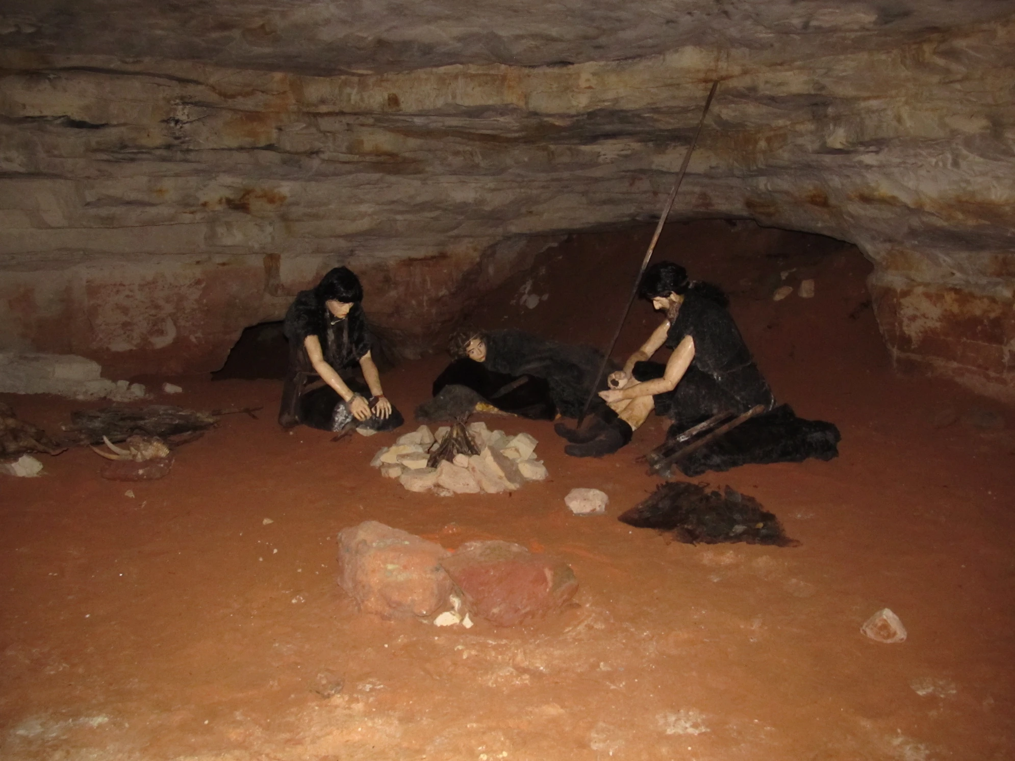 Реконструкция стоянки древних людей погружает в эпоху палеолита, а гиды рассказывают, как люди могли использовать естественные укрытия тысячи лет назад