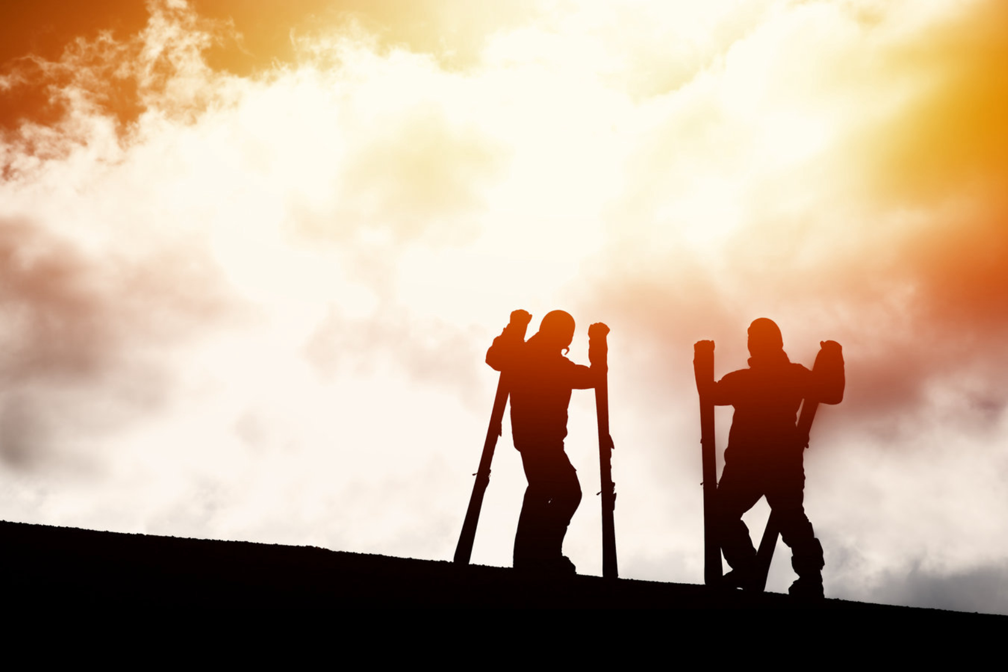 Силуэт лыжников на фоне заката на горнолыжном курорте в Кировске. Источник: Shutterstock