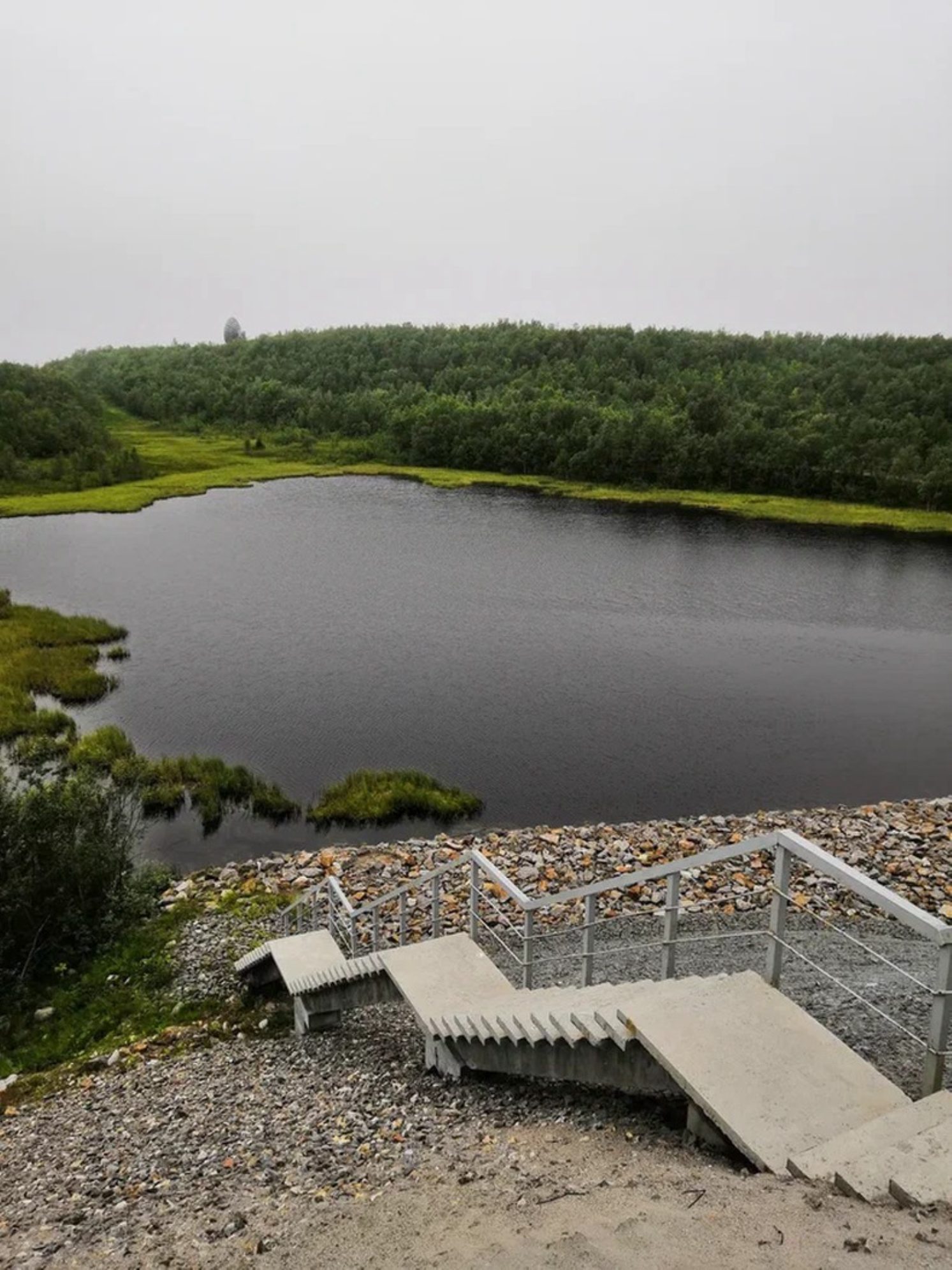 Вид на восточную часть Долины Уюта с моста над озером Чайка. Автор фото: Андрей Афанасьев